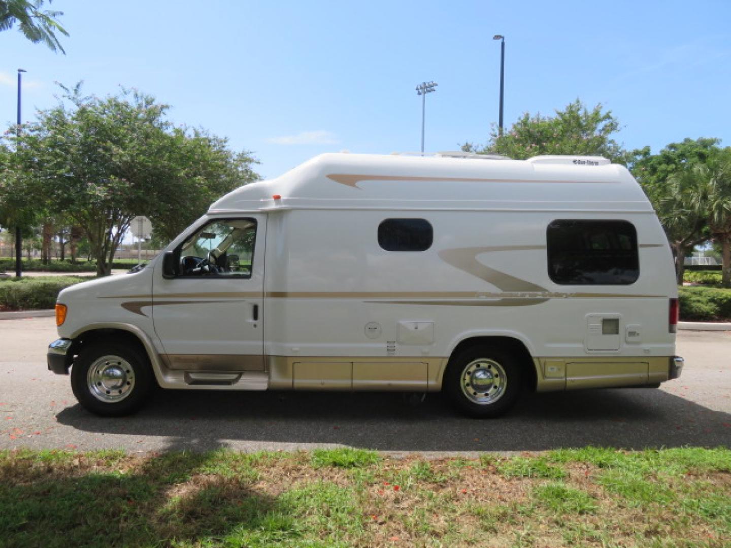 2006 White /Tan Ford Econoline E-350 Super Duty (1FDSE34L56H) with an 5.4L V8 SOHC 16V engine, located at 4301 Oak Circle #19, Boca Raton, FL, 33431, (954) 561-2499, 26.388472, -80.084045 - You are looking at Nicest 2006 Ford E350 Super Duty Pleasure Way Excel TS 5.4L V8 with Ultra Low 46K Original Miles Fully Loaded Class B RV. High End Quality with everything you need to go off grid today. This is a One Owner Rust Free Southern Van with a Clean Carfax and Clean Title. This Pleasure W - Photo#10