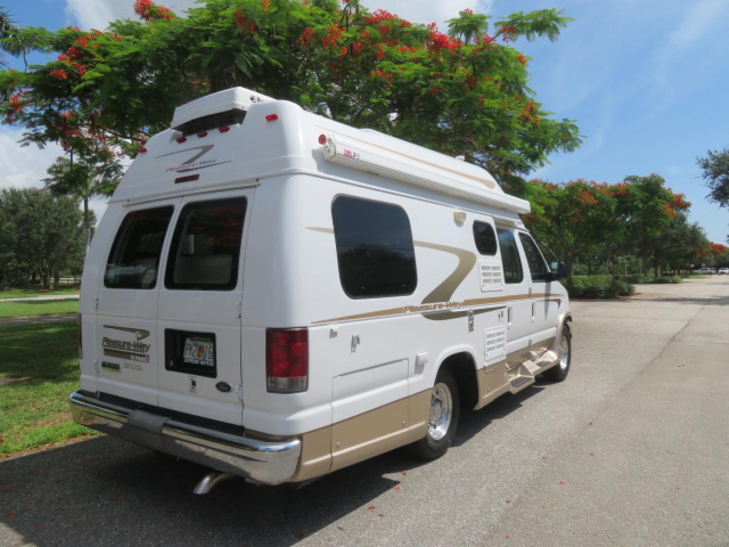 2006 White /Tan Ford Econoline E-350 Super Duty (1FDSE34L56H) with an 5.4L V8 SOHC 16V engine, located at 4301 Oak Circle #19, Boca Raton, FL, 33431, (954) 561-2499, 26.388472, -80.084045 - You are looking at Nicest 2006 Ford E350 Super Duty Pleasure Way Excel TS 5.4L V8 with Ultra Low 46K Original Miles Fully Loaded Class B RV. High End Quality with everything you need to go off grid today. This is a One Owner Rust Free Southern Van with a Clean Carfax and Clean Title. This Pleasure W - Photo#14