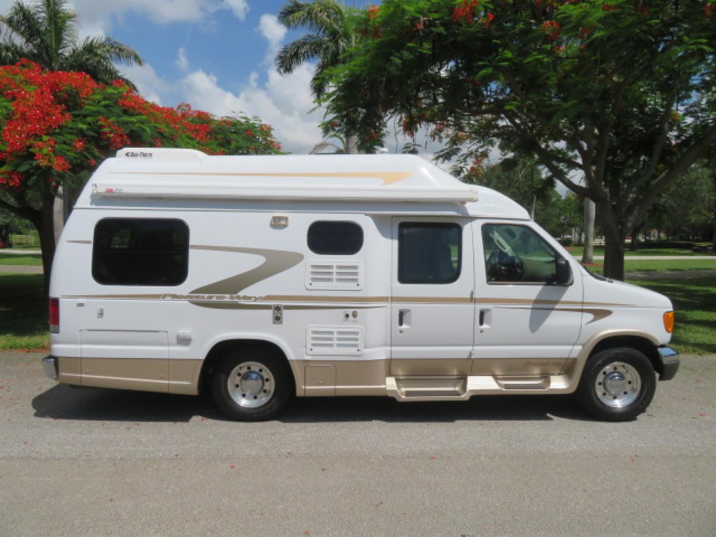 2006 White /Tan Ford Econoline E-350 Super Duty (1FDSE34L56H) with an 5.4L V8 SOHC 16V engine, located at 4301 Oak Circle #19, Boca Raton, FL, 33431, (954) 561-2499, 26.388472, -80.084045 - You are looking at Nicest 2006 Ford E350 Super Duty Pleasure Way Excel TS 5.4L V8 with Ultra Low 46K Original Miles Fully Loaded Class B RV. High End Quality with everything you need to go off grid today. This is a One Owner Rust Free Southern Van with a Clean Carfax and Clean Title. This Pleasure W - Photo#15