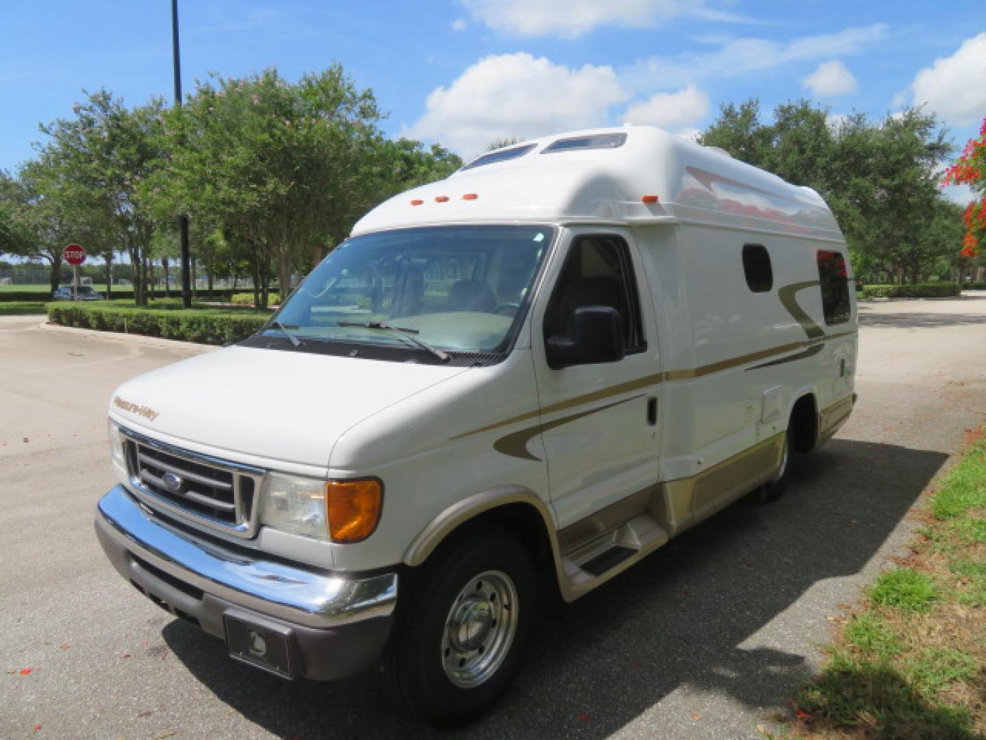 2006 White /Tan Ford Econoline E-350 Super Duty (1FDSE34L56H) with an 5.4L V8 SOHC 16V engine, located at 4301 Oak Circle #19, Boca Raton, FL, 33431, (954) 561-2499, 26.388472, -80.084045 - You are looking at Nicest 2006 Ford E350 Super Duty Pleasure Way Excel TS 5.4L V8 with Ultra Low 46K Original Miles Fully Loaded Class B RV. High End Quality with everything you need to go off grid today. This is a One Owner Rust Free Southern Van with a Clean Carfax and Clean Title. This Pleasure W - Photo#19