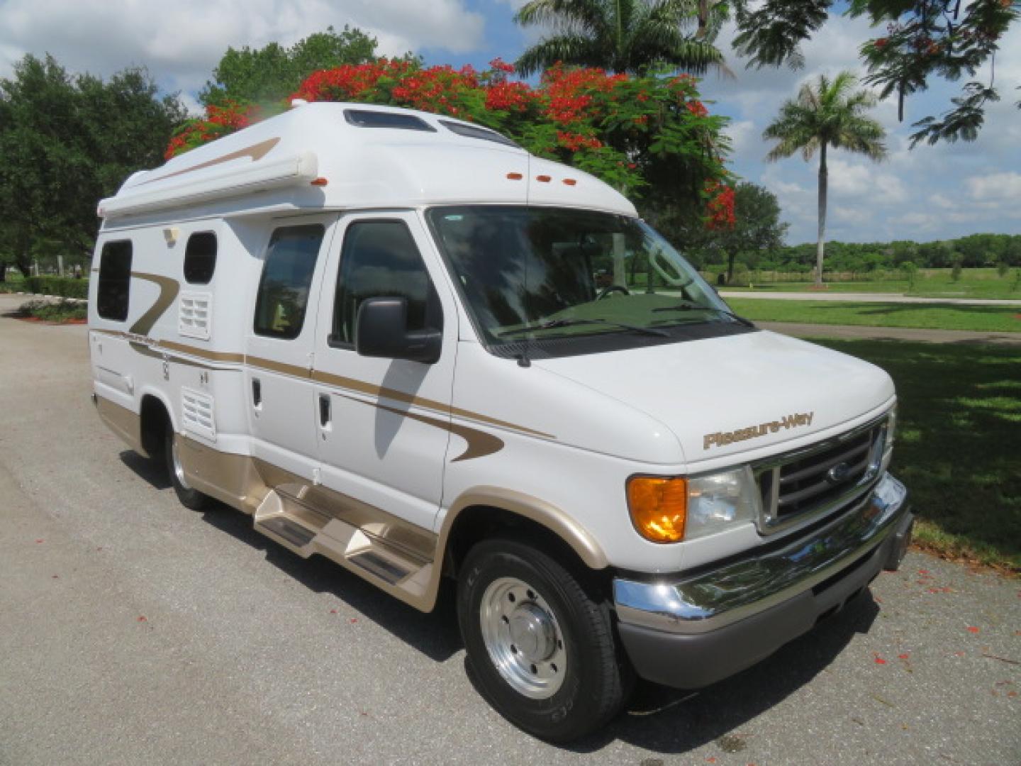 2006 White /Tan Ford Econoline E-350 Super Duty (1FDSE34L56H) with an 5.4L V8 SOHC 16V engine, located at 4301 Oak Circle #19, Boca Raton, FL, 33431, (954) 561-2499, 26.388472, -80.084045 - You are looking at Nicest 2006 Ford E350 Super Duty Pleasure Way Excel TS 5.4L V8 with Ultra Low 46K Original Miles Fully Loaded Class B RV. High End Quality with everything you need to go off grid today. This is a One Owner Rust Free Southern Van with a Clean Carfax and Clean Title. This Pleasure W - Photo#16
