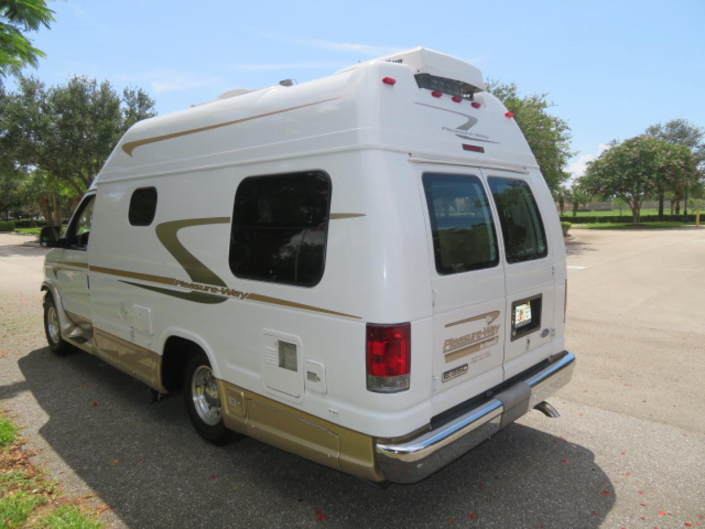 2006 White /Tan Ford Econoline E-350 Super Duty (1FDSE34L56H) with an 5.4L V8 SOHC 16V engine, located at 4301 Oak Circle #19, Boca Raton, FL, 33431, (954) 561-2499, 26.388472, -80.084045 - You are looking at Nicest 2006 Ford E350 Super Duty Pleasure Way Excel TS 5.4L V8 with Ultra Low 46K Original Miles Fully Loaded Class B RV. High End Quality with everything you need to go off grid today. This is a One Owner Rust Free Southern Van with a Clean Carfax and Clean Title. This Pleasure W - Photo#21