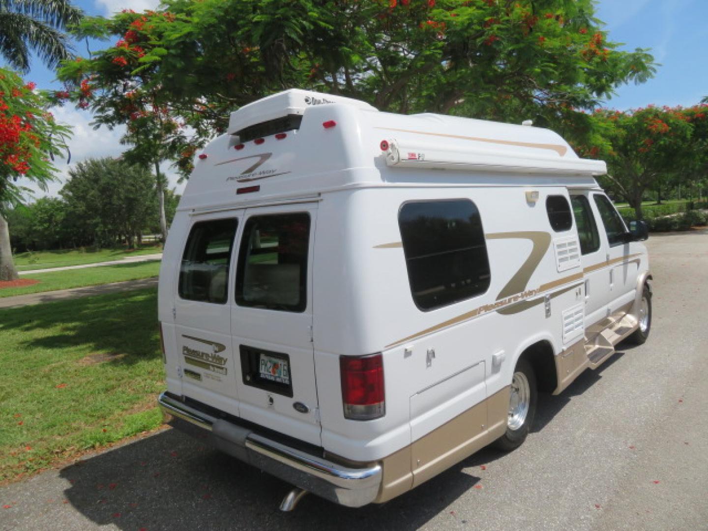 2006 White /Tan Ford Econoline E-350 Super Duty (1FDSE34L56H) with an 5.4L V8 SOHC 16V engine, located at 4301 Oak Circle #19, Boca Raton, FL, 33431, (954) 561-2499, 26.388472, -80.084045 - You are looking at Nicest 2006 Ford E350 Super Duty Pleasure Way Excel TS 5.4L V8 with Ultra Low 46K Original Miles Fully Loaded Class B RV. High End Quality with everything you need to go off grid today. This is a One Owner Rust Free Southern Van with a Clean Carfax and Clean Title. This Pleasure W - Photo#23
