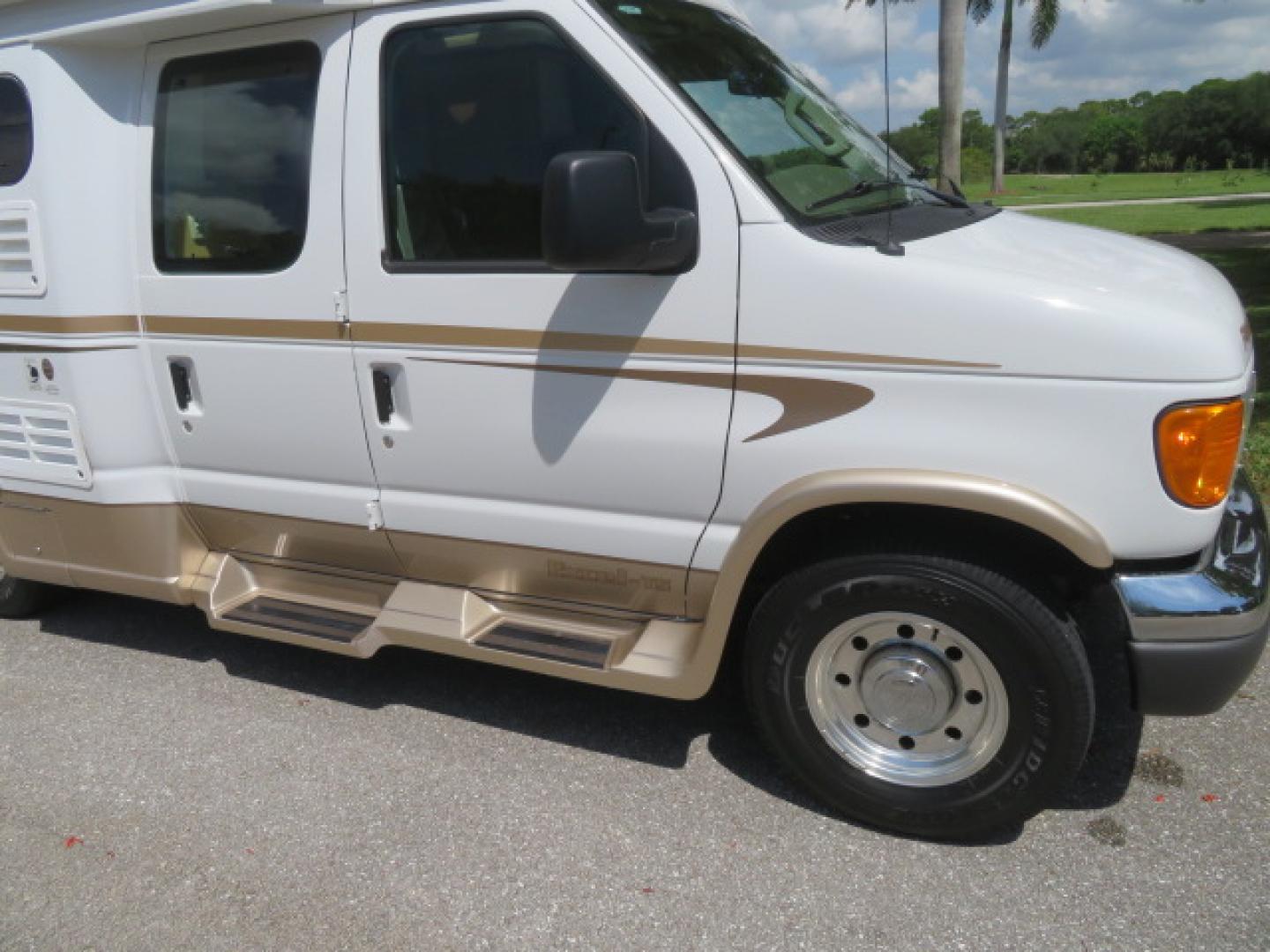 2006 White /Tan Ford Econoline E-350 Super Duty (1FDSE34L56H) with an 5.4L V8 SOHC 16V engine, located at 4301 Oak Circle #19, Boca Raton, FL, 33431, (954) 561-2499, 26.388472, -80.084045 - You are looking at Nicest 2006 Ford E350 Super Duty Pleasure Way Excel TS 5.4L V8 with Ultra Low 46K Original Miles Fully Loaded Class B RV. High End Quality with everything you need to go off grid today. This is a One Owner Rust Free Southern Van with a Clean Carfax and Clean Title. This Pleasure W - Photo#25