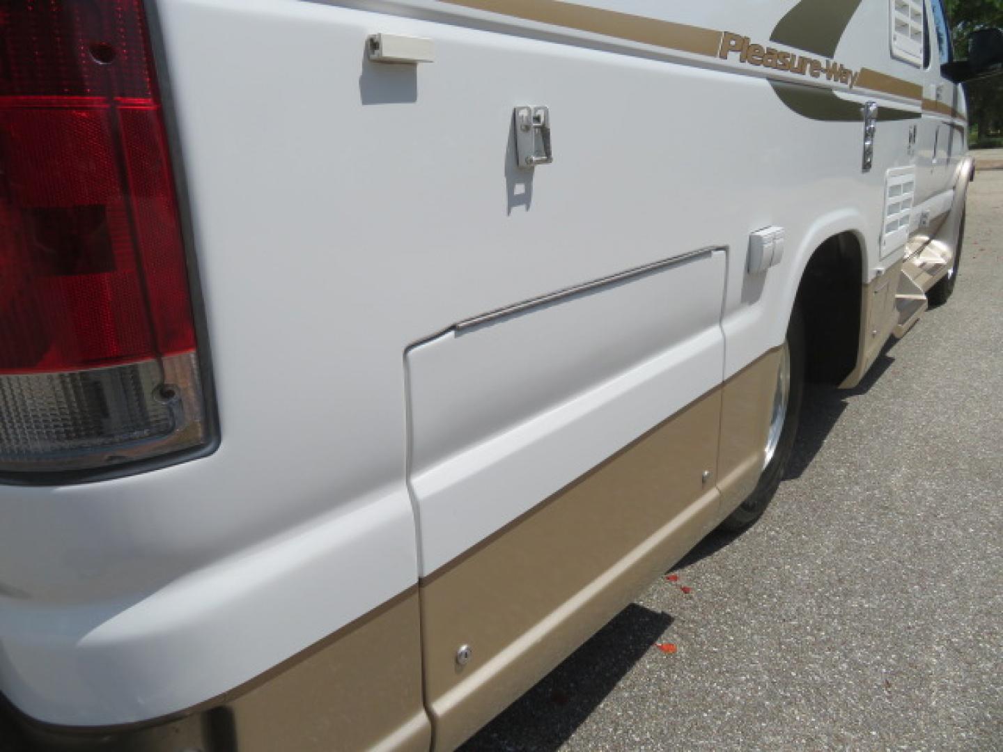 2006 White /Tan Ford Econoline E-350 Super Duty (1FDSE34L56H) with an 5.4L V8 SOHC 16V engine, located at 4301 Oak Circle #19, Boca Raton, FL, 33431, (954) 561-2499, 26.388472, -80.084045 - You are looking at Nicest 2006 Ford E350 Super Duty Pleasure Way Excel TS 5.4L V8 with Ultra Low 46K Original Miles Fully Loaded Class B RV. High End Quality with everything you need to go off grid today. This is a One Owner Rust Free Southern Van with a Clean Carfax and Clean Title. This Pleasure W - Photo#27