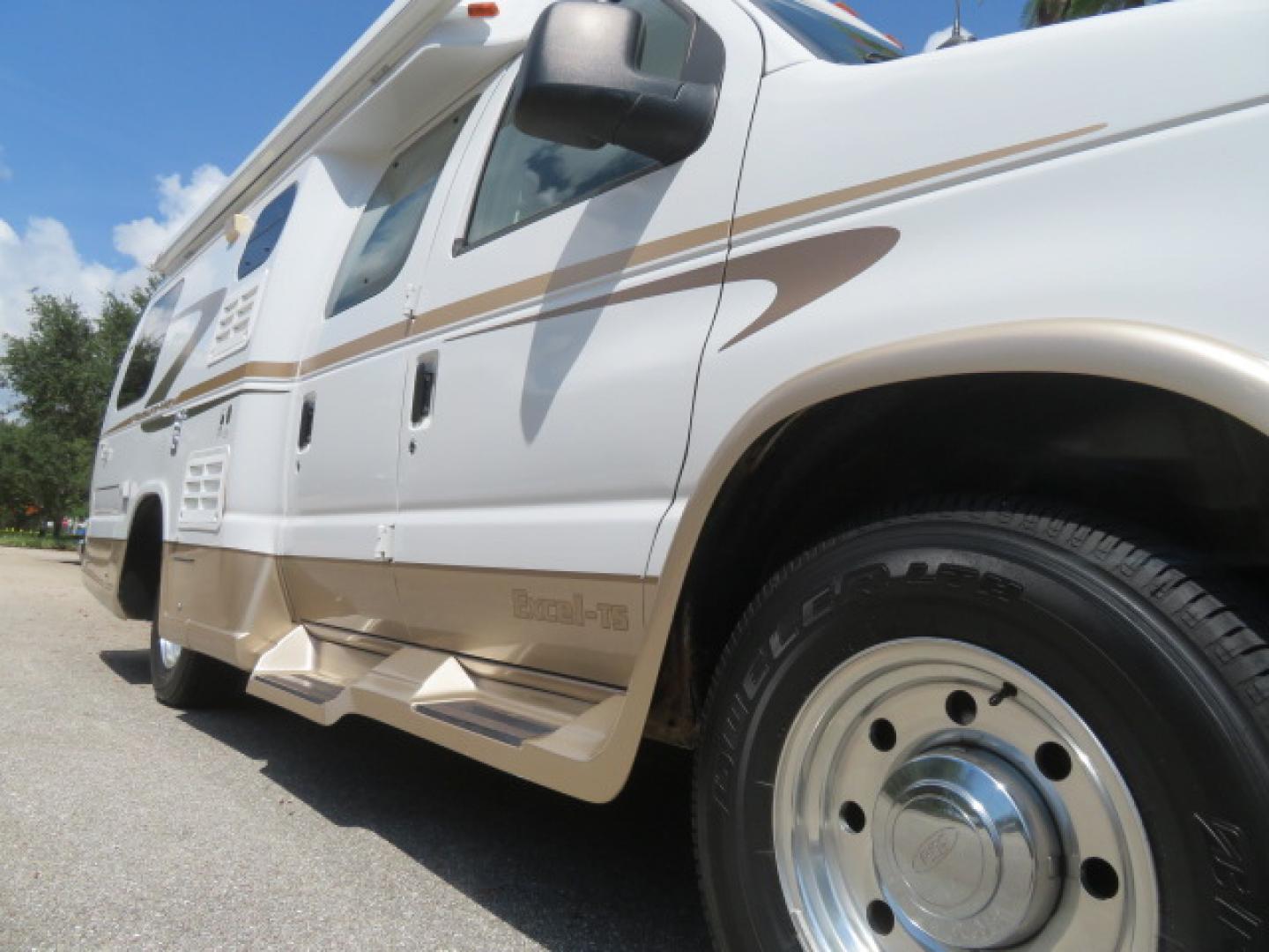 2006 White /Tan Ford Econoline E-350 Super Duty (1FDSE34L56H) with an 5.4L V8 SOHC 16V engine, located at 4301 Oak Circle #19, Boca Raton, FL, 33431, (954) 561-2499, 26.388472, -80.084045 - You are looking at Nicest 2006 Ford E350 Super Duty Pleasure Way Excel TS 5.4L V8 with Ultra Low 46K Original Miles Fully Loaded Class B RV. High End Quality with everything you need to go off grid today. This is a One Owner Rust Free Southern Van with a Clean Carfax and Clean Title. This Pleasure W - Photo#29