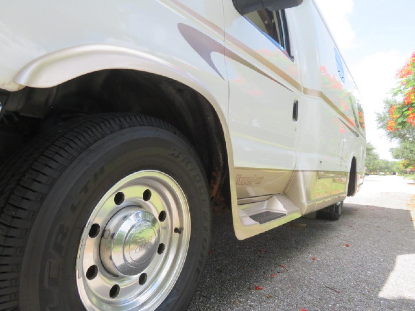 2006 White /Tan Ford Econoline E-350 Super Duty (1FDSE34L56H) with an 5.4L V8 SOHC 16V engine, located at 4301 Oak Circle #19, Boca Raton, FL, 33431, (954) 561-2499, 26.388472, -80.084045 - You are looking at Nicest 2006 Ford E350 Super Duty Pleasure Way Excel TS 5.4L V8 with Ultra Low 46K Original Miles Fully Loaded Class B RV. High End Quality with everything you need to go off grid today. This is a One Owner Rust Free Southern Van with a Clean Carfax and Clean Title. This Pleasure W - Photo#31