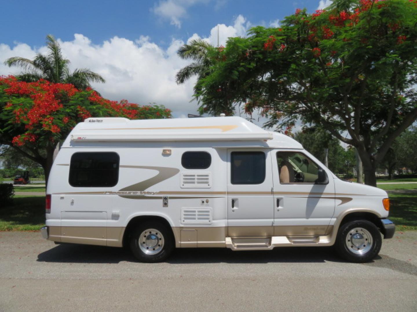 2006 White /Tan Ford Econoline E-350 Super Duty (1FDSE34L56H) with an 5.4L V8 SOHC 16V engine, located at 4301 Oak Circle #19, Boca Raton, FL, 33431, (954) 561-2499, 26.388472, -80.084045 - You are looking at Nicest 2006 Ford E350 Super Duty Pleasure Way Excel TS 5.4L V8 with Ultra Low 46K Original Miles Fully Loaded Class B RV. High End Quality with everything you need to go off grid today. This is a One Owner Rust Free Southern Van with a Clean Carfax and Clean Title. This Pleasure W - Photo#116