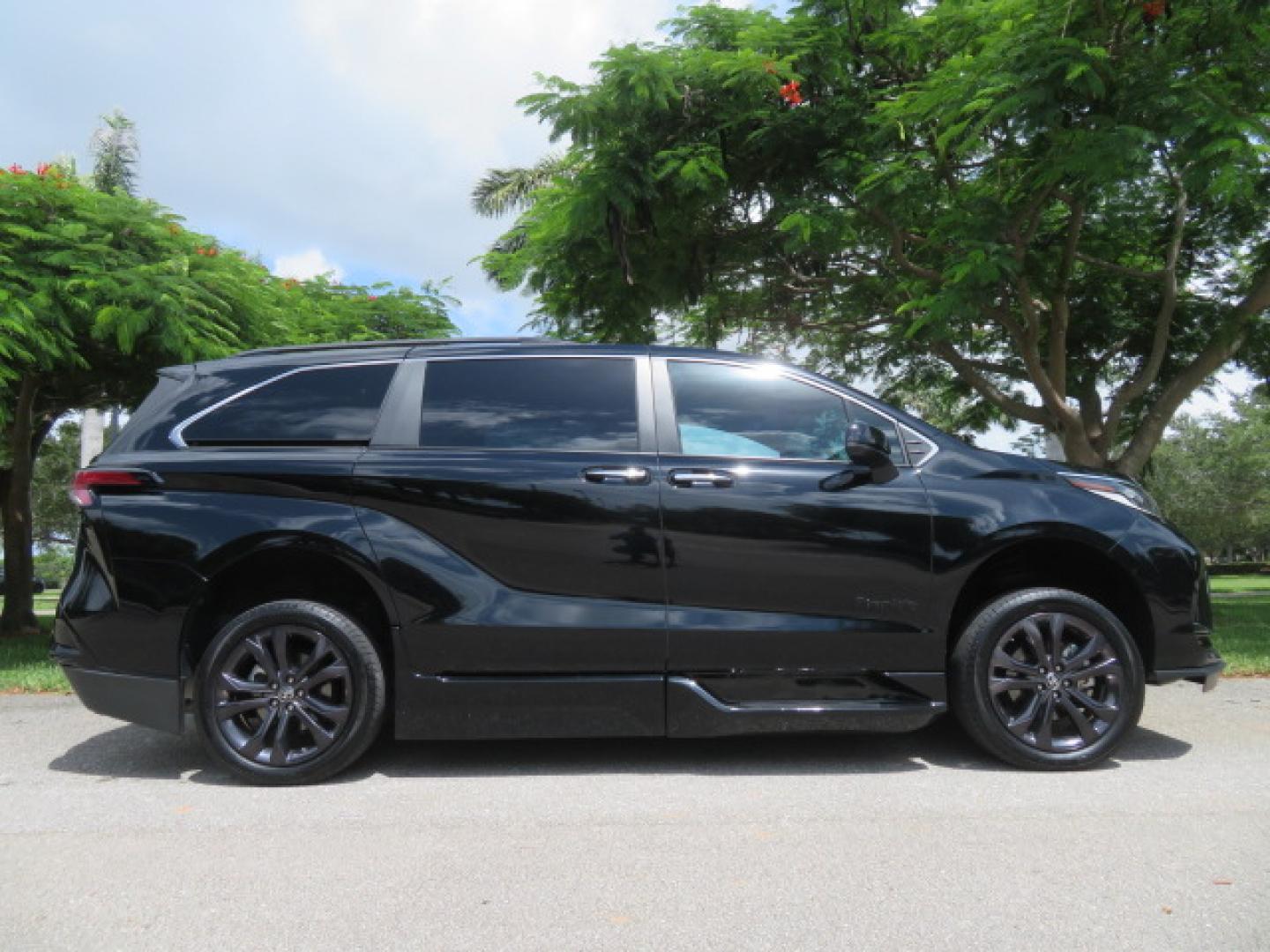 2024 Black /Black Toyota Sienna XSE 7-Passenger (5TDDRKEC4RS) with an 2.5L L4 DOHC 16V HYBRID engine, CVT transmission, located at 4301 Oak Circle #19, Boca Raton, FL, 33431, (954) 561-2499, 26.388472, -80.084045 - You are looking at a stunning 2024 Toyota Sienna XSE Sport Handicap Wheelchair Conversion Van Braunability XT with 14K Miles with Transfer and Hand Controls. Beautiful Black on Black Color Combo with Side Entry Braun Conversion. Clean Carfax, Clean Autocheck, and Clean Title. No issues and No Storie - Photo#5