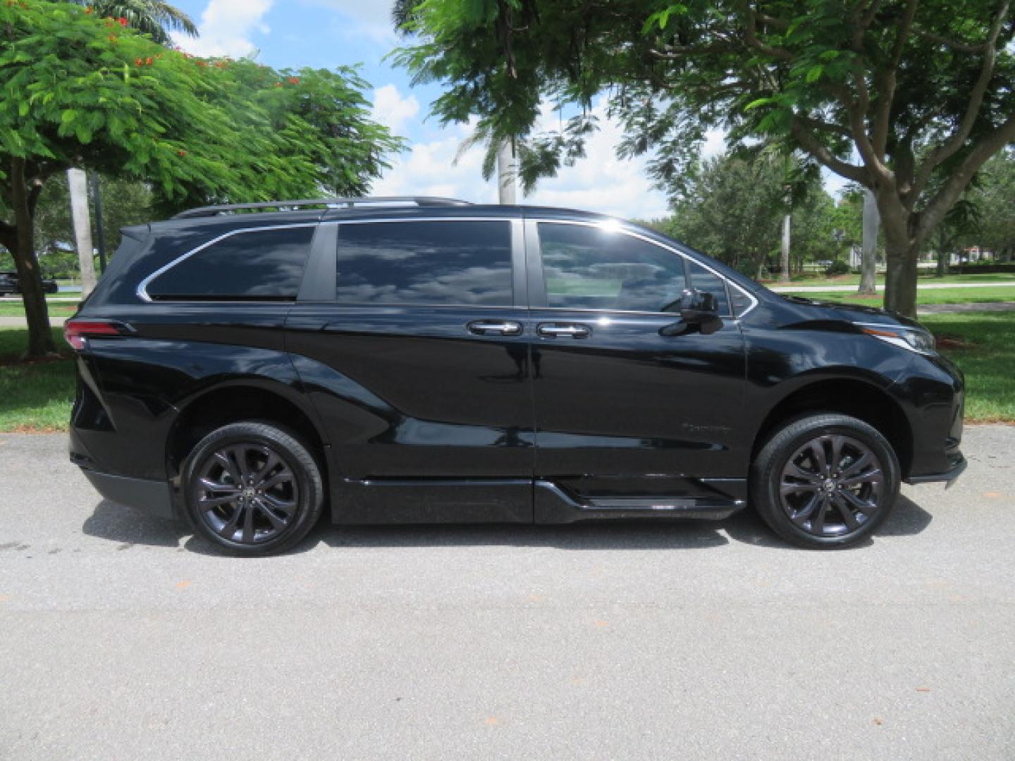 2024 Black /Black Toyota Sienna XSE 7-Passenger (5TDDRKEC4RS) with an 2.5L L4 DOHC 16V HYBRID engine, CVT transmission, located at 4301 Oak Circle #19, Boca Raton, FL, 33431, (954) 561-2499, 26.388472, -80.084045 - You are looking at a stunning 2024 Toyota Sienna XSE Sport Handicap Wheelchair Conversion Van Braunability XT with 14K Miles with Transfer and Hand Controls. Beautiful Black on Black Color Combo with Side Entry Braun Conversion. Clean Carfax, Clean Autocheck, and Clean Title. No issues and No Storie - Photo#8