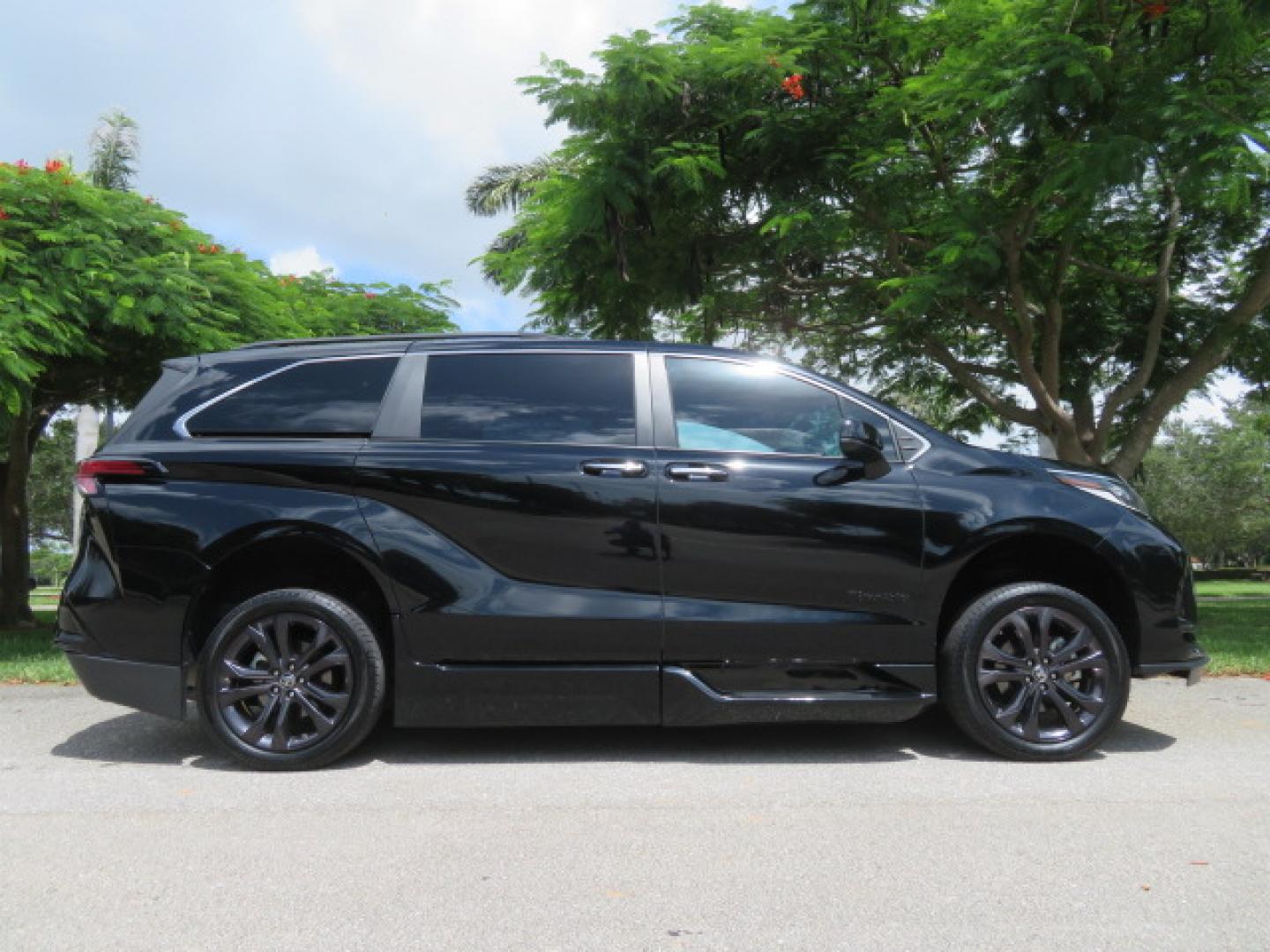 2024 Black /Black Toyota Sienna XSE 7-Passenger (5TDDRKEC4RS) with an 2.5L L4 DOHC 16V HYBRID engine, CVT transmission, located at 4301 Oak Circle #19, Boca Raton, FL, 33431, (954) 561-2499, 26.388472, -80.084045 - You are looking at a stunning 2024 Toyota Sienna XSE Sport Handicap Wheelchair Conversion Van Braunability XT with 14K Miles with Transfer and Hand Controls. Beautiful Black on Black Color Combo with Side Entry Braun Conversion. Clean Carfax, Clean Autocheck, and Clean Title. No issues and No Storie - Photo#4