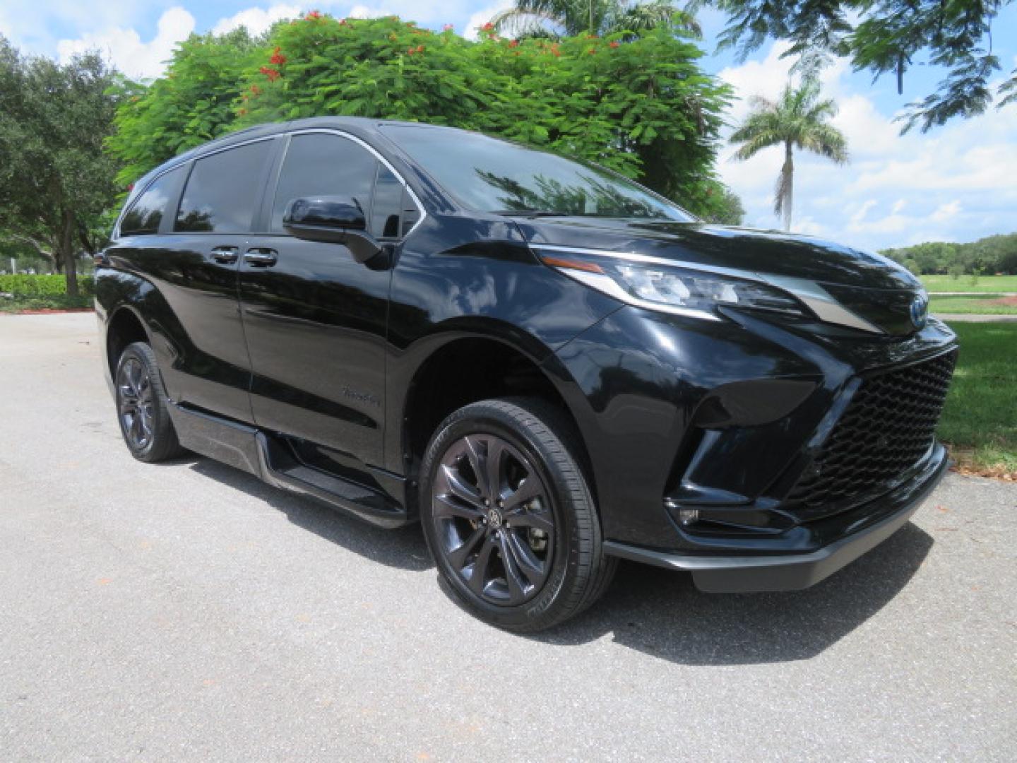 2024 Black /Black Toyota Sienna XSE 7-Passenger (5TDDRKEC4RS) with an 2.5L L4 DOHC 16V HYBRID engine, CVT transmission, located at 4301 Oak Circle #19, Boca Raton, FL, 33431, (954) 561-2499, 26.388472, -80.084045 - You are looking at a stunning 2024 Toyota Sienna XSE Sport Handicap Wheelchair Conversion Van Braunability XT with 14K Miles with Transfer and Hand Controls. Beautiful Black on Black Color Combo with Side Entry Braun Conversion. Clean Carfax, Clean Autocheck, and Clean Title. No issues and No Storie - Photo#11