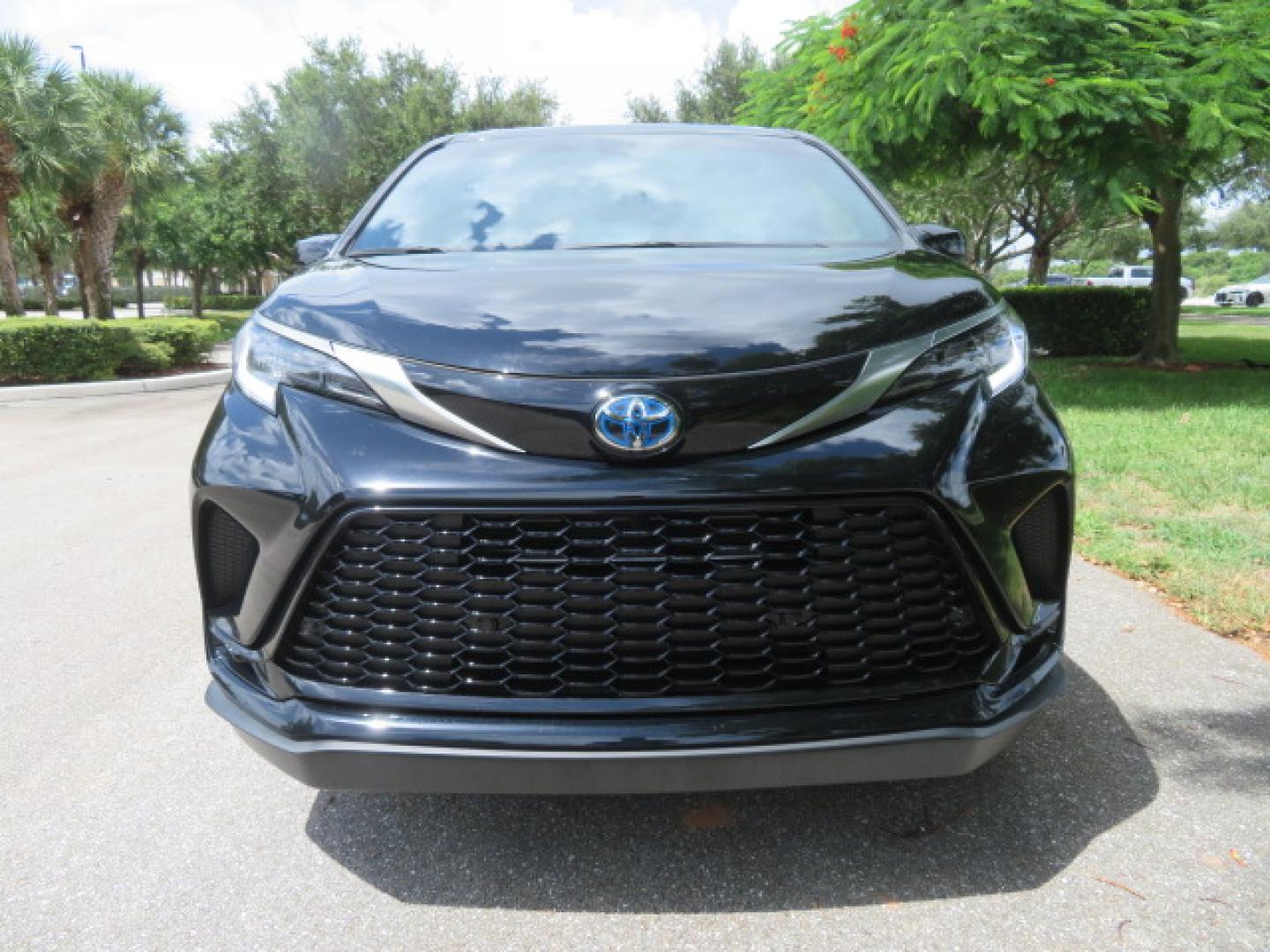 2024 Black /Black Toyota Sienna XSE 7-Passenger (5TDDRKEC4RS) with an 2.5L L4 DOHC 16V HYBRID engine, CVT transmission, located at 4301 Oak Circle #19, Boca Raton, FL, 33431, (954) 561-2499, 26.388472, -80.084045 - You are looking at a stunning 2024 Toyota Sienna XSE Sport Handicap Wheelchair Conversion Van Braunability XT with 14K Miles with Transfer and Hand Controls. Beautiful Black on Black Color Combo with Side Entry Braun Conversion. Clean Carfax, Clean Autocheck, and Clean Title. No issues and No Storie - Photo#12