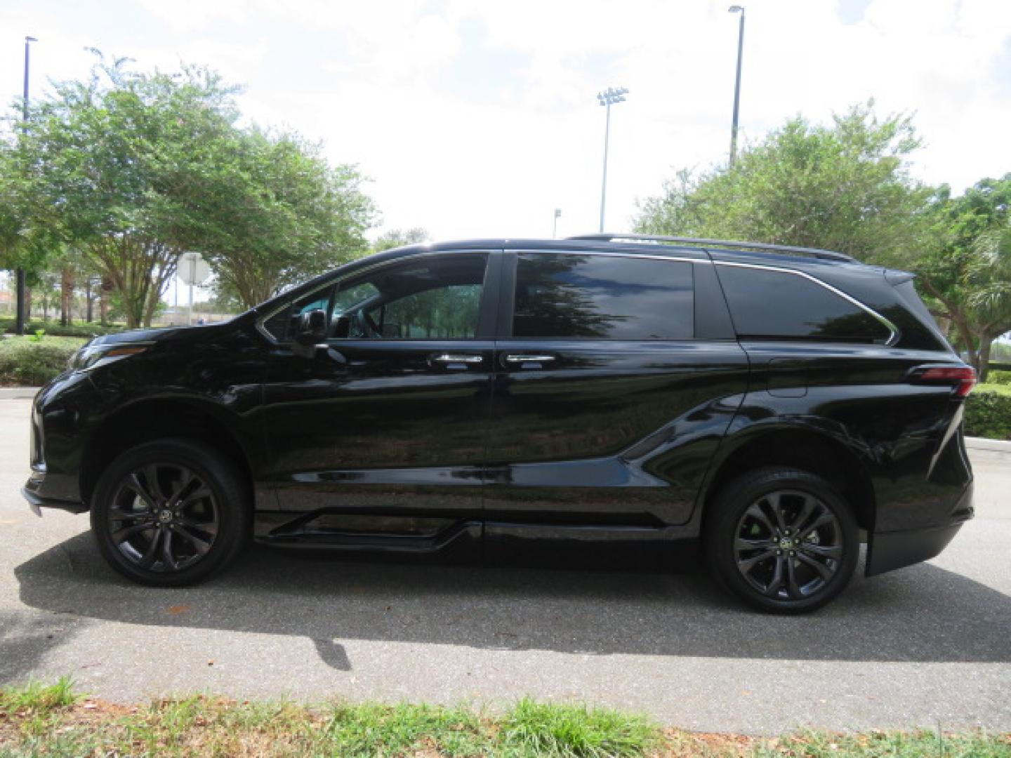 2024 Black /Black Toyota Sienna XSE 7-Passenger (5TDDRKEC4RS) with an 2.5L L4 DOHC 16V HYBRID engine, CVT transmission, located at 4301 Oak Circle #19, Boca Raton, FL, 33431, (954) 561-2499, 26.388472, -80.084045 - You are looking at a stunning 2024 Toyota Sienna XSE Sport Handicap Wheelchair Conversion Van Braunability XT with 14K Miles with Transfer and Hand Controls. Beautiful Black on Black Color Combo with Side Entry Braun Conversion. Clean Carfax, Clean Autocheck, and Clean Title. No issues and No Storie - Photo#17