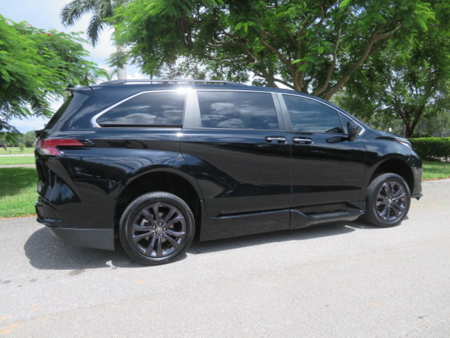 2024 Black /Black Toyota Sienna XSE 7-Passenger (5TDDRKEC4RS) with an 2.5L L4 DOHC 16V HYBRID engine, CVT transmission, located at 4301 Oak Circle #19, Boca Raton, FL, 33431, (954) 561-2499, 26.388472, -80.084045 - You are looking at a stunning 2024 Toyota Sienna XSE Sport Handicap Wheelchair Conversion Van Braunability XT with 14K Miles with Transfer and Hand Controls. Beautiful Black on Black Color Combo with Side Entry Braun Conversion. Clean Carfax, Clean Autocheck, and Clean Title. No issues and No Storie - Photo#21