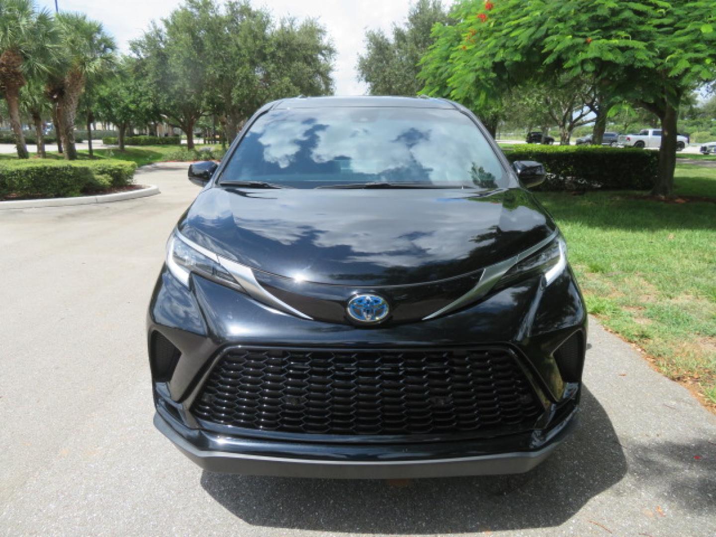2024 Black /Black Toyota Sienna XSE 7-Passenger (5TDDRKEC4RS) with an 2.5L L4 DOHC 16V HYBRID engine, CVT transmission, located at 4301 Oak Circle #19, Boca Raton, FL, 33431, (954) 561-2499, 26.388472, -80.084045 - You are looking at a stunning 2024 Toyota Sienna XSE Sport Handicap Wheelchair Conversion Van Braunability XT with 14K Miles with Transfer and Hand Controls. Beautiful Black on Black Color Combo with Side Entry Braun Conversion. Clean Carfax, Clean Autocheck, and Clean Title. No issues and No Storie - Photo#26