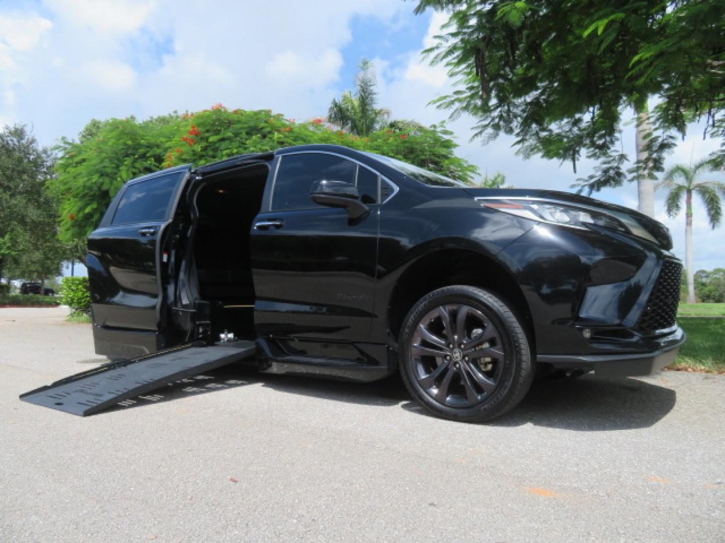 2024 Black /Black Toyota Sienna XSE 7-Passenger (5TDDRKEC4RS) with an 2.5L L4 DOHC 16V HYBRID engine, CVT transmission, located at 4301 Oak Circle #19, Boca Raton, FL, 33431, (954) 561-2499, 26.388472, -80.084045 - You are looking at a stunning 2024 Toyota Sienna XSE Sport Handicap Wheelchair Conversion Van Braunability XT with 14K Miles with Transfer and Hand Controls. Beautiful Black on Black Color Combo with Side Entry Braun Conversion. Clean Carfax, Clean Autocheck, and Clean Title. No issues and No Storie - Photo#1