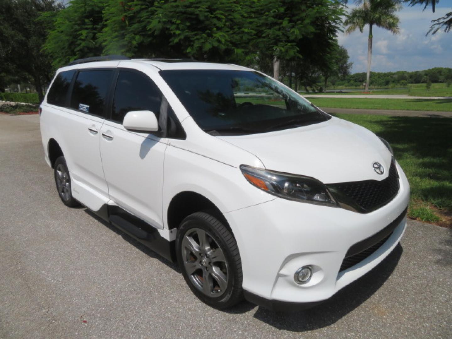 2017 White /Black Toyota Sienna SE 8-Passenger (5TDXZ3DC3HS) with an 3.5L V6 EFI DOHC 24V engine, 8A transmission, located at 4301 Oak Circle #19, Boca Raton, FL, 33431, (954) 561-2499, 26.388472, -80.084045 - You are looking at Gorgeous Low Mileage 2017 Toyota Sienna SE Sport Handicap Van Wheelchair Van VMI Conversion Van with 42K Original Miles, Power Side Entry Ramp with Kneeling Van Function, Q Straint Tie Down System. Quick Release Front Seats, Floor with L Tracks, Black Leather Interior, Premium Sou - Photo#17