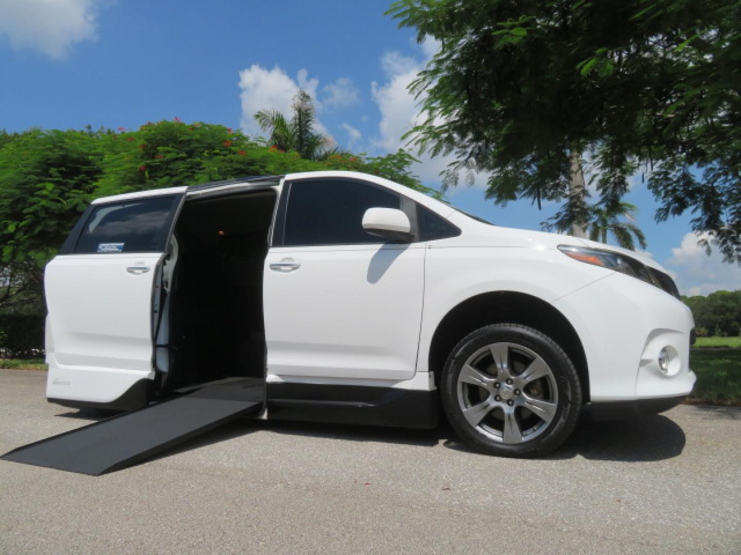 2017 White /Black Toyota Sienna SE 8-Passenger (5TDXZ3DC3HS) with an 3.5L V6 EFI DOHC 24V engine, 8A transmission, located at 4301 Oak Circle #19, Boca Raton, FL, 33431, (954) 561-2499, 26.388472, -80.084045 - You are looking at Gorgeous Low Mileage 2017 Toyota Sienna SE Sport Handicap Van Wheelchair Van VMI Conversion Van with 42K Original Miles, Power Side Entry Ramp with Kneeling Van Function, Q Straint Tie Down System. Quick Release Front Seats, Floor with L Tracks, Black Leather Interior, Premium Sou - Photo#40