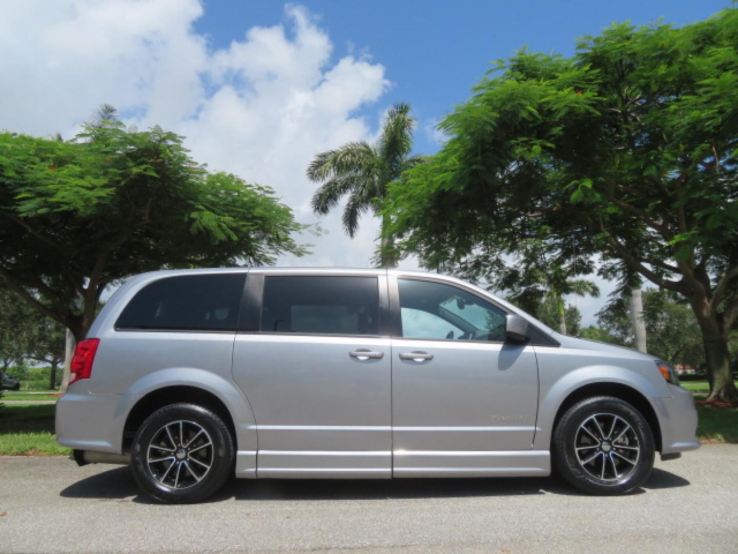 2019 Silver /Black Dodge Grand Caravan GT (2C4RDGEGXKR) with an 3.6L V6 DOHC 24V engine, 6A transmission, located at 4301 Oak Circle #19, Boca Raton, FL, 33431, (954) 561-2499, 26.388472, -80.084045 - Photo#4