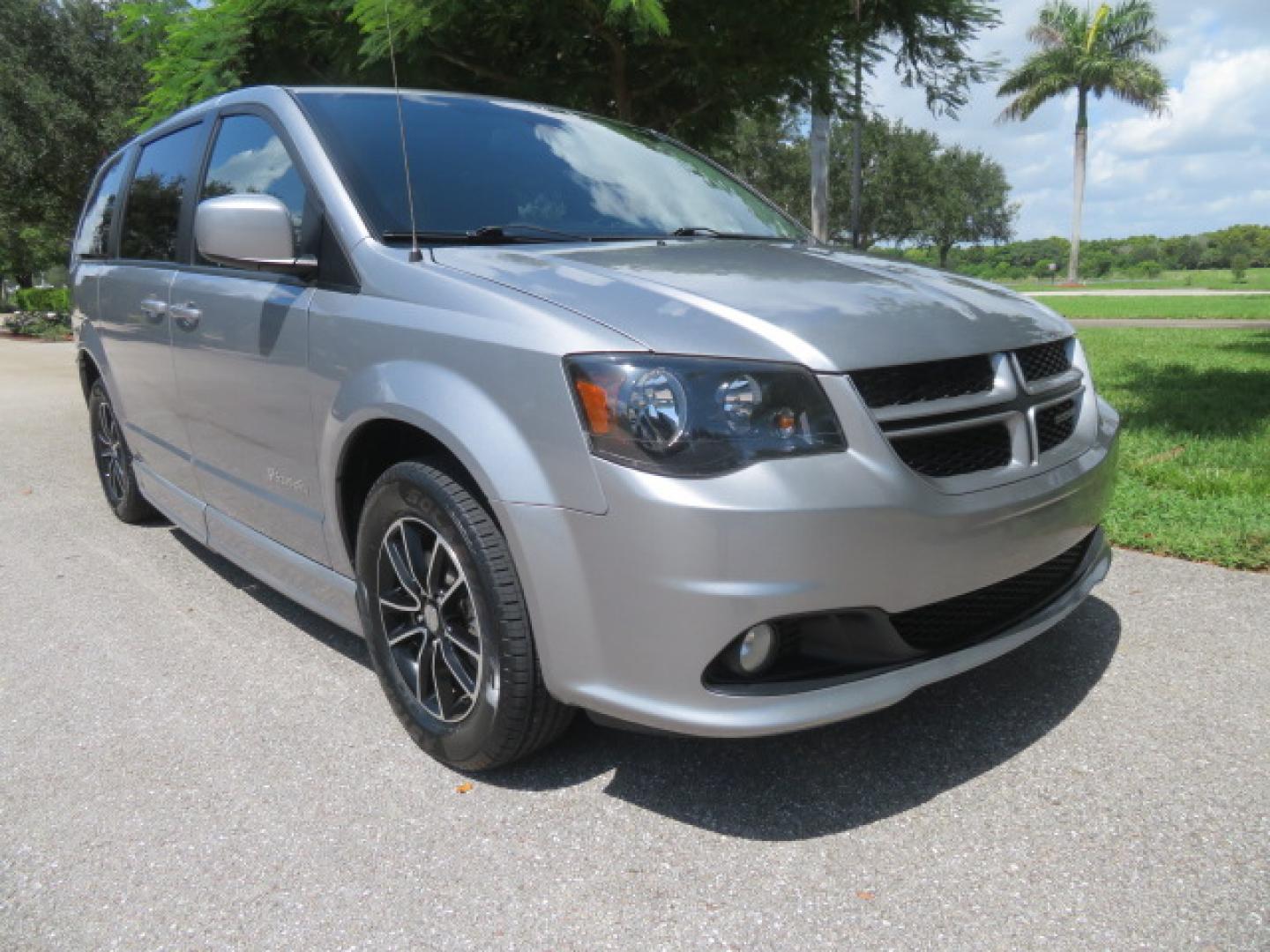 2019 Silver /Black Dodge Grand Caravan GT (2C4RDGEGXKR) with an 3.6L V6 DOHC 24V engine, 6A transmission, located at 4301 Oak Circle #19, Boca Raton, FL, 33431, (954) 561-2499, 26.388472, -80.084045 - Photo#6