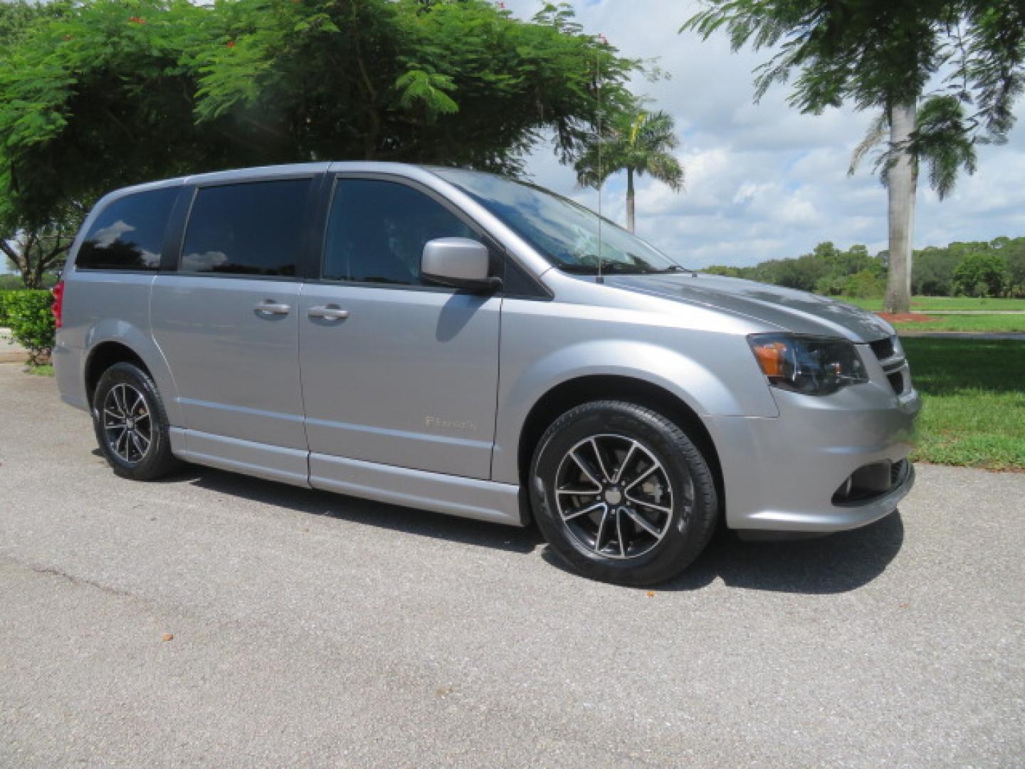 2019 Silver /Black Dodge Grand Caravan GT (2C4RDGEGXKR) with an 3.6L V6 DOHC 24V engine, 6A transmission, located at 4301 Oak Circle #19, Boca Raton, FL, 33431, (954) 561-2499, 26.388472, -80.084045 - Photo#5