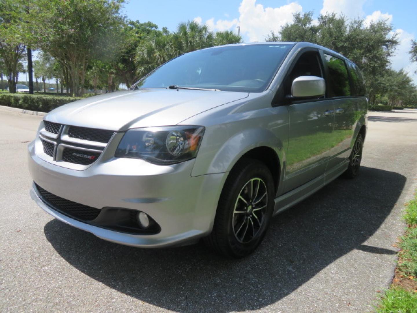 2019 Silver /Black Dodge Grand Caravan GT (2C4RDGEGXKR) with an 3.6L V6 DOHC 24V engine, 6A transmission, located at 4301 Oak Circle #19, Boca Raton, FL, 33431, (954) 561-2499, 26.388472, -80.084045 - Photo#8