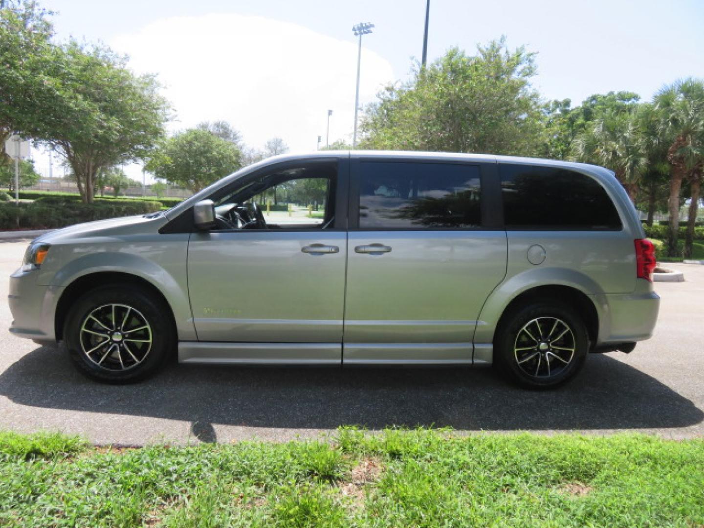 2019 Silver /Black Dodge Grand Caravan GT (2C4RDGEGXKR) with an 3.6L V6 DOHC 24V engine, 6A transmission, located at 4301 Oak Circle #19, Boca Raton, FL, 33431, (954) 561-2499, 26.388472, -80.084045 - Photo#9