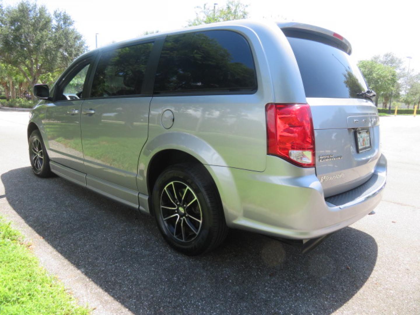 2019 Silver /Black Dodge Grand Caravan GT (2C4RDGEGXKR) with an 3.6L V6 DOHC 24V engine, 6A transmission, located at 4301 Oak Circle #19, Boca Raton, FL, 33431, (954) 561-2499, 26.388472, -80.084045 - Photo#10