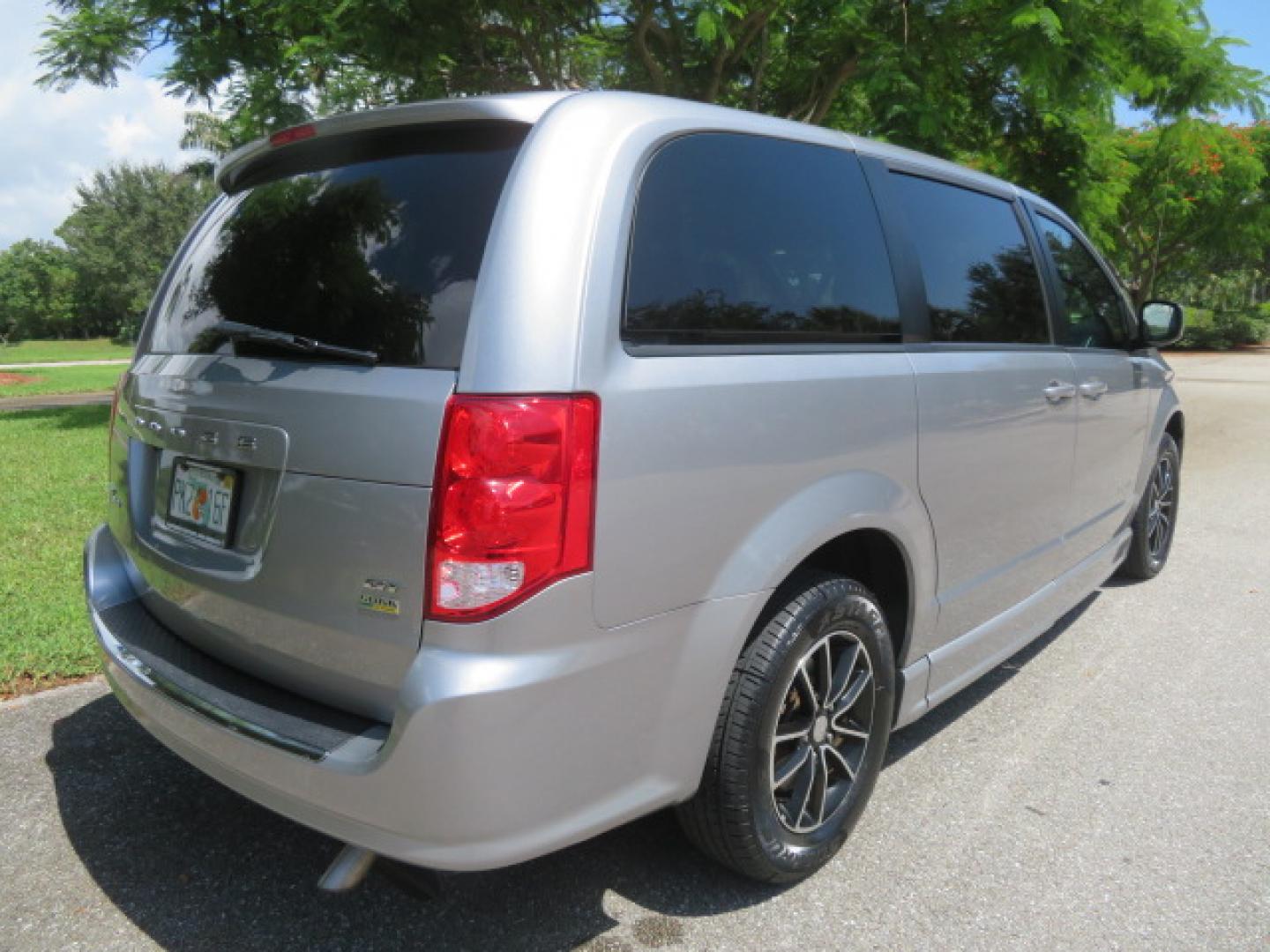 2019 Silver /Black Dodge Grand Caravan GT (2C4RDGEGXKR) with an 3.6L V6 DOHC 24V engine, 6A transmission, located at 4301 Oak Circle #19, Boca Raton, FL, 33431, (954) 561-2499, 26.388472, -80.084045 - Photo#12