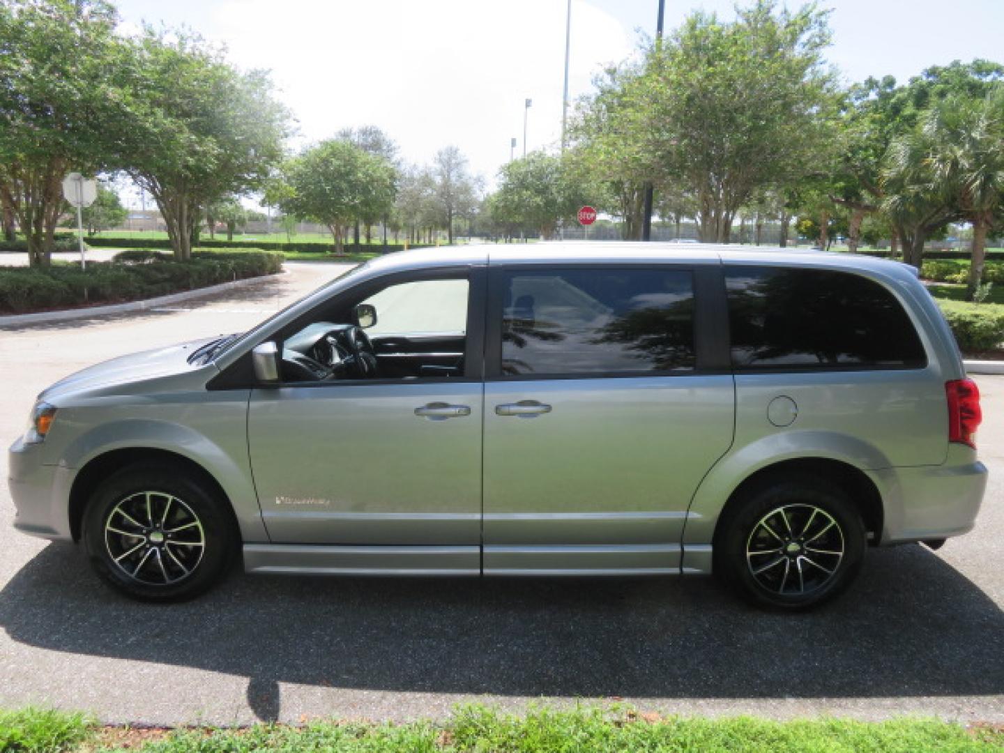 2019 Silver /Black Dodge Grand Caravan GT (2C4RDGEGXKR) with an 3.6L V6 DOHC 24V engine, 6A transmission, located at 4301 Oak Circle #19, Boca Raton, FL, 33431, (954) 561-2499, 26.388472, -80.084045 - Photo#17