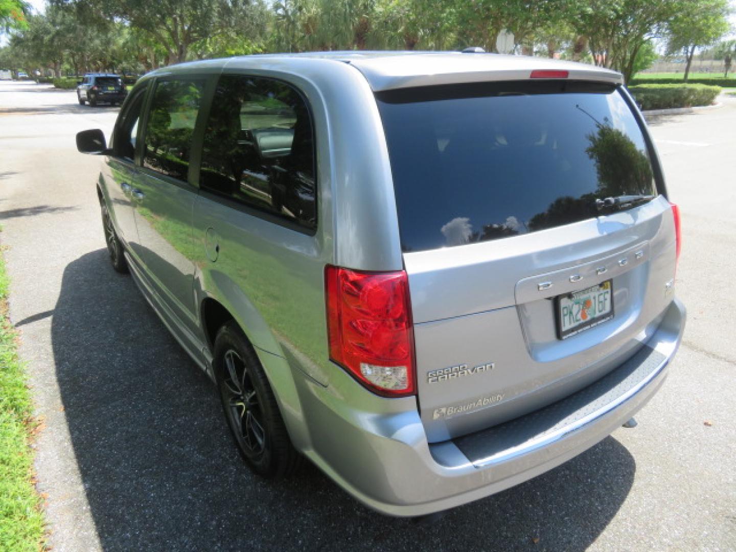 2019 Silver /Black Dodge Grand Caravan GT (2C4RDGEGXKR) with an 3.6L V6 DOHC 24V engine, 6A transmission, located at 4301 Oak Circle #19, Boca Raton, FL, 33431, (954) 561-2499, 26.388472, -80.084045 - Photo#18