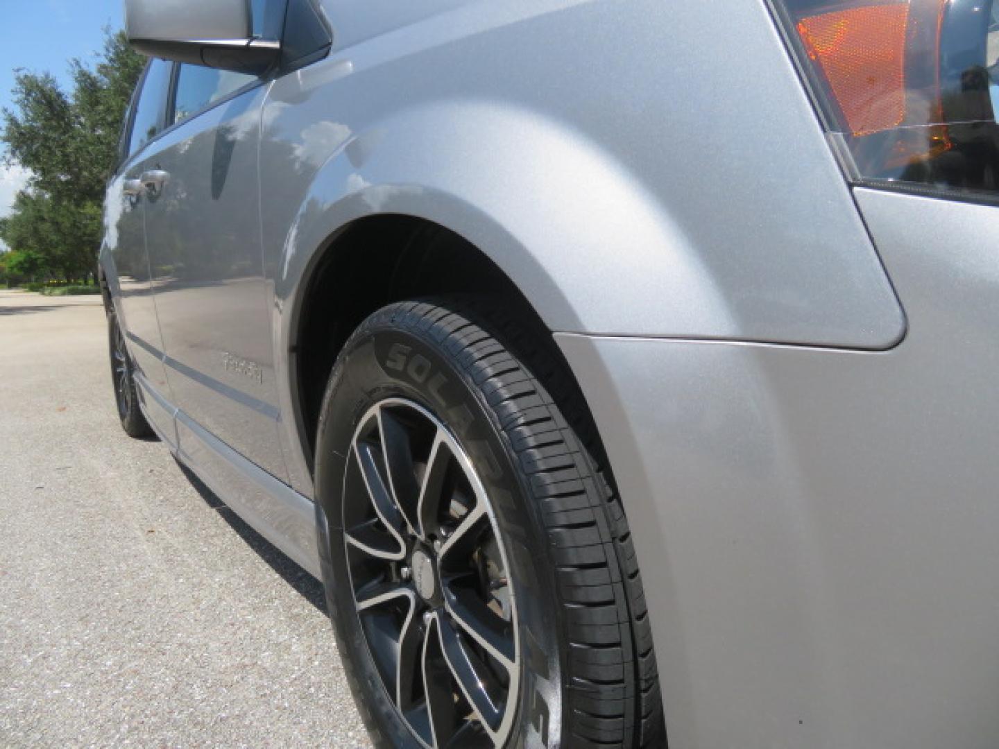 2019 Silver /Black Dodge Grand Caravan GT (2C4RDGEGXKR) with an 3.6L V6 DOHC 24V engine, 6A transmission, located at 4301 Oak Circle #19, Boca Raton, FL, 33431, (954) 561-2499, 26.388472, -80.084045 - Photo#23
