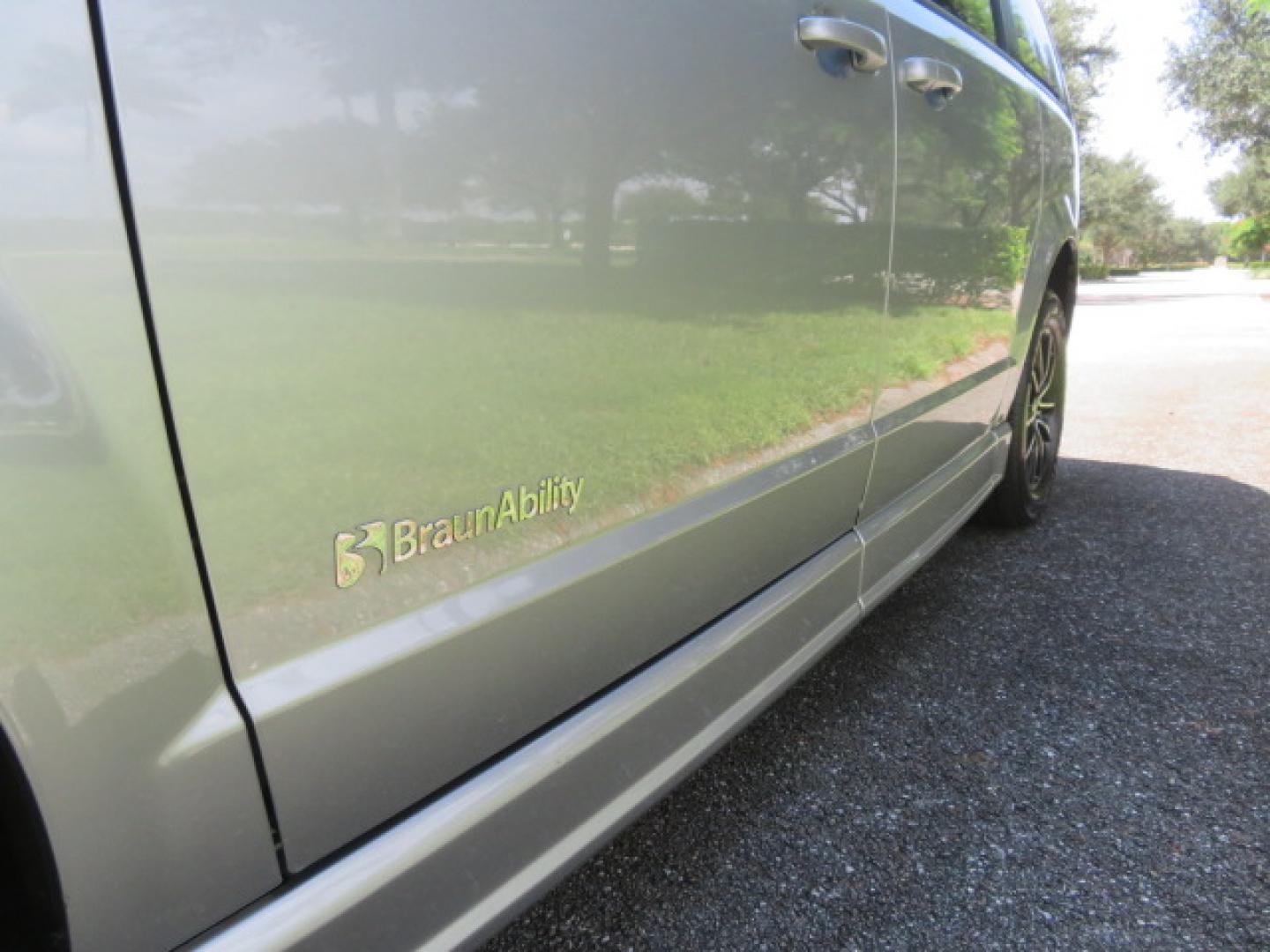 2019 Silver /Black Dodge Grand Caravan GT (2C4RDGEGXKR) with an 3.6L V6 DOHC 24V engine, 6A transmission, located at 4301 Oak Circle #19, Boca Raton, FL, 33431, (954) 561-2499, 26.388472, -80.084045 - Photo#27