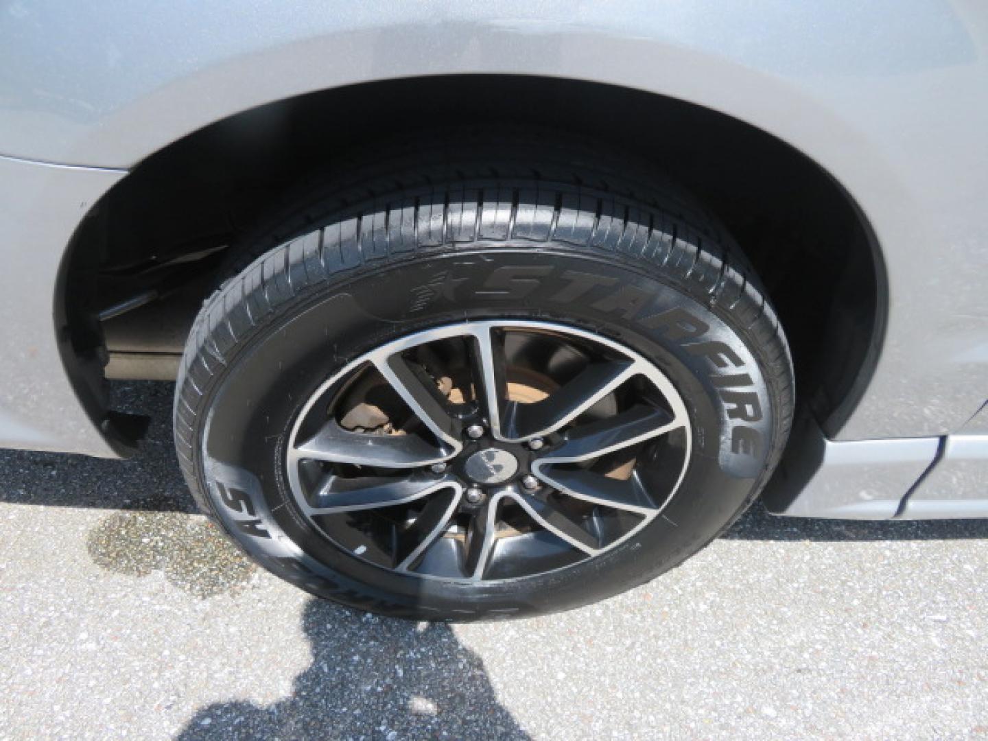 2019 Silver /Black Dodge Grand Caravan GT (2C4RDGEGXKR) with an 3.6L V6 DOHC 24V engine, 6A transmission, located at 4301 Oak Circle #19, Boca Raton, FL, 33431, (954) 561-2499, 26.388472, -80.084045 - Photo#30