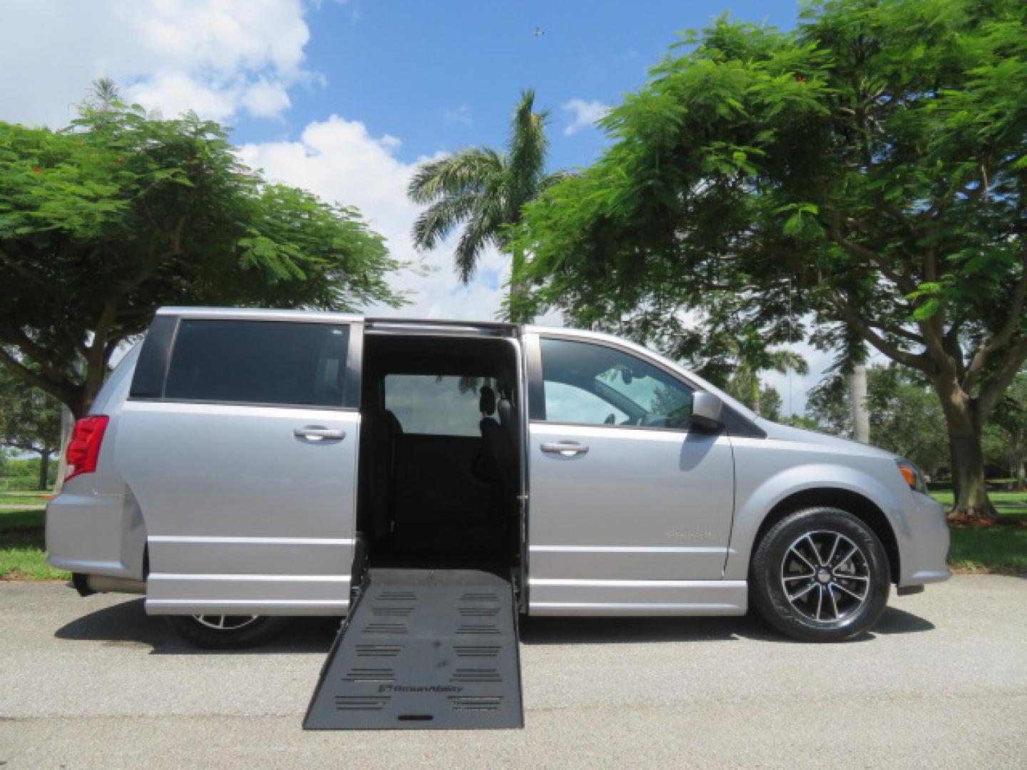 2019 Silver /Black Dodge Grand Caravan GT (2C4RDGEGXKR) with an 3.6L V6 DOHC 24V engine, 6A transmission, located at 4301 Oak Circle #19, Boca Raton, FL, 33431, (954) 561-2499, 26.388472, -80.084045 - Photo#0