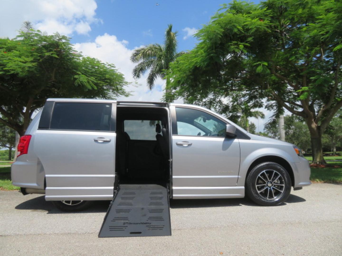 2019 Silver /Black Dodge Grand Caravan GT (2C4RDGEGXKR) with an 3.6L V6 DOHC 24V engine, 6A transmission, located at 4301 Oak Circle #19, Boca Raton, FL, 33431, (954) 561-2499, 26.388472, -80.084045 - Photo#33