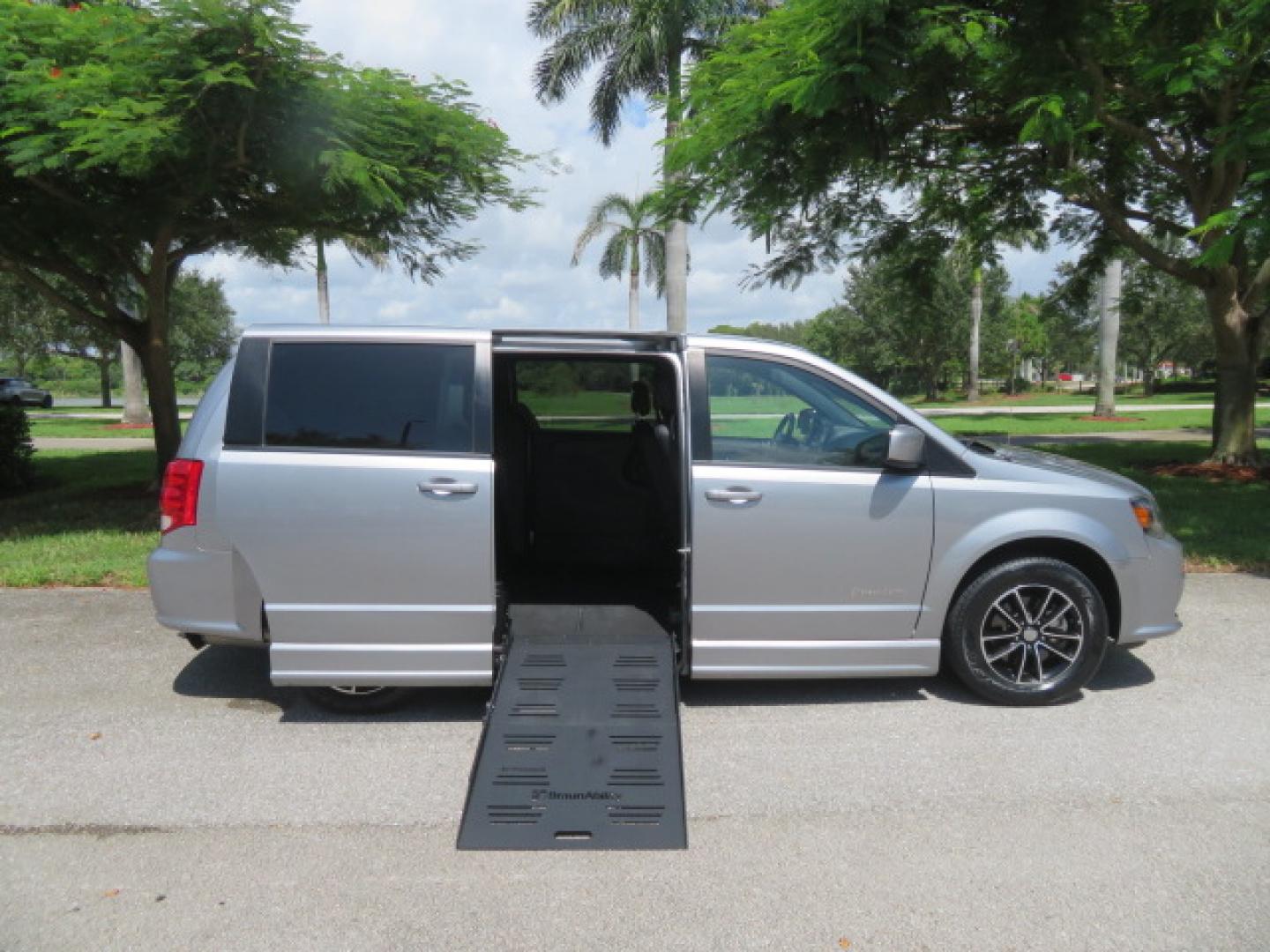 2019 Silver /Black Dodge Grand Caravan GT (2C4RDGEGXKR) with an 3.6L V6 DOHC 24V engine, 6A transmission, located at 4301 Oak Circle #19, Boca Raton, FL, 33431, (954) 561-2499, 26.388472, -80.084045 - Photo#34