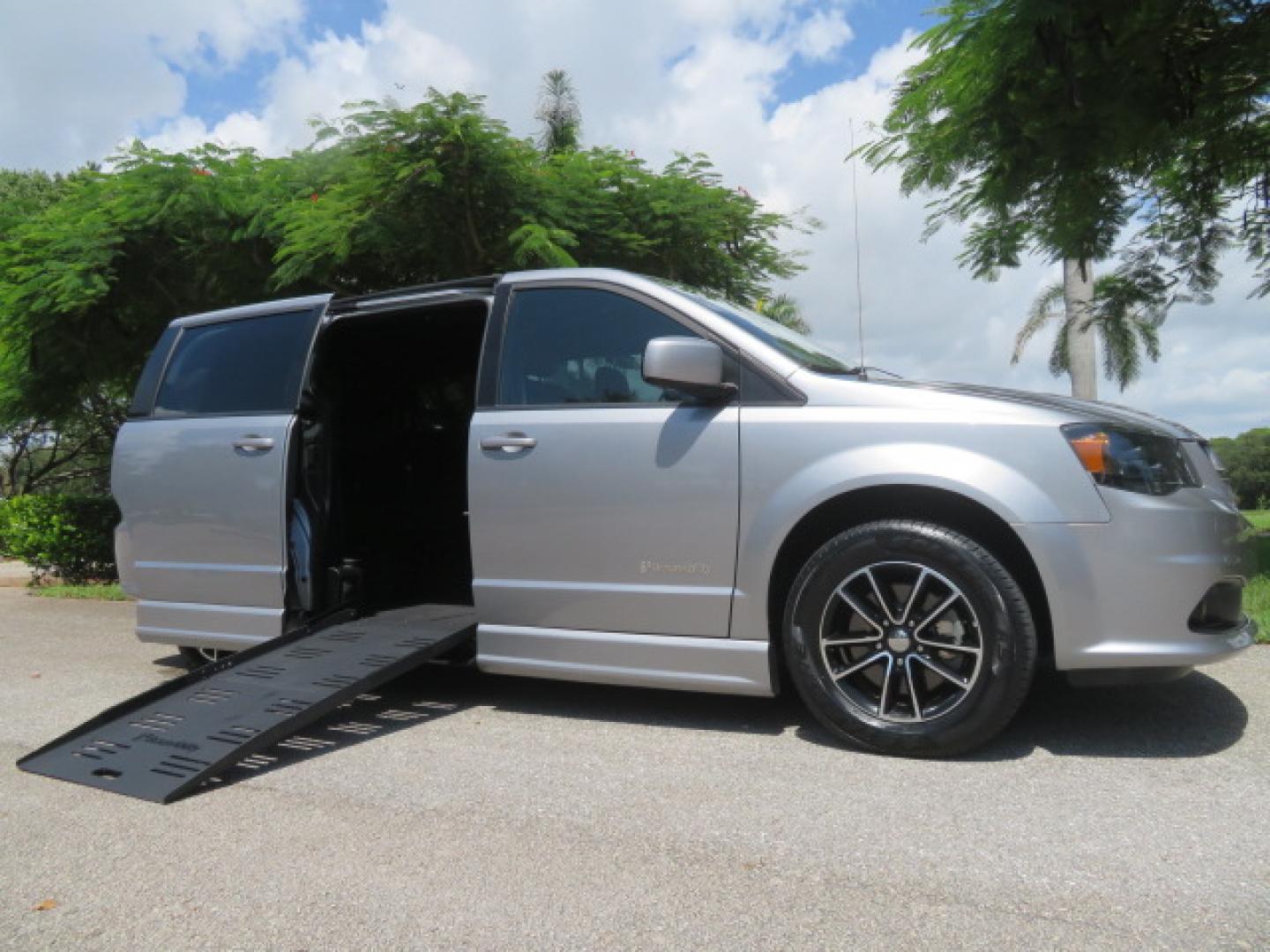 2019 Silver /Black Dodge Grand Caravan GT (2C4RDGEGXKR) with an 3.6L V6 DOHC 24V engine, 6A transmission, located at 4301 Oak Circle #19, Boca Raton, FL, 33431, (954) 561-2499, 26.388472, -80.084045 - Photo#35