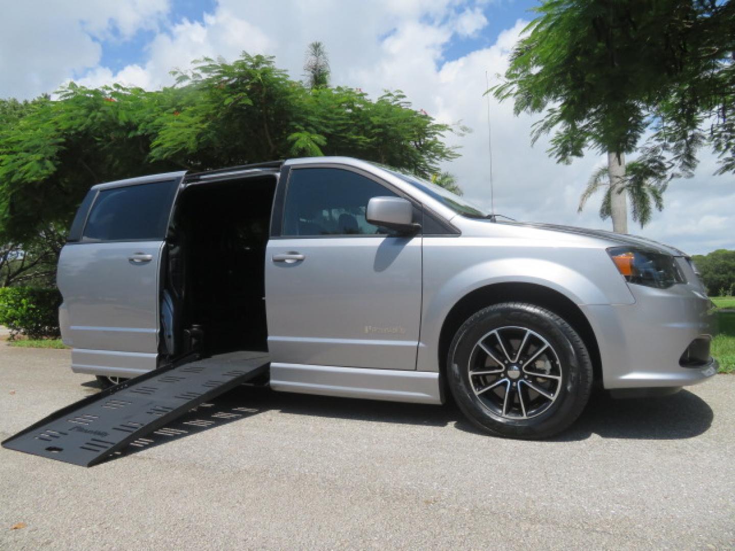 2019 Silver /Black Dodge Grand Caravan GT (2C4RDGEGXKR) with an 3.6L V6 DOHC 24V engine, 6A transmission, located at 4301 Oak Circle #19, Boca Raton, FL, 33431, (954) 561-2499, 26.388472, -80.084045 - Photo#1