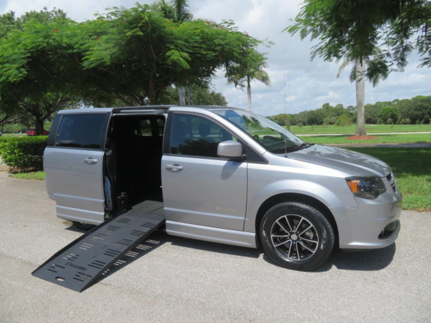 2019 Silver /Black Dodge Grand Caravan GT (2C4RDGEGXKR) with an 3.6L V6 DOHC 24V engine, 6A transmission, located at 4301 Oak Circle #19, Boca Raton, FL, 33431, (954) 561-2499, 26.388472, -80.084045 - Photo#37