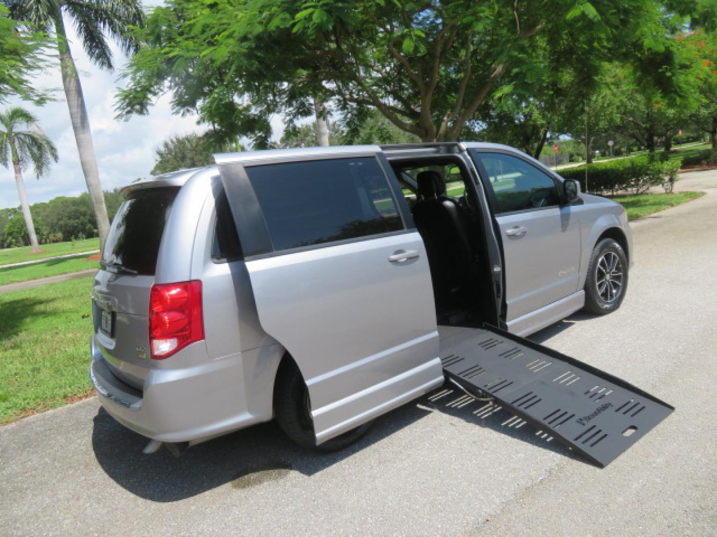 2019 Silver /Black Dodge Grand Caravan GT (2C4RDGEGXKR) with an 3.6L V6 DOHC 24V engine, 6A transmission, located at 4301 Oak Circle #19, Boca Raton, FL, 33431, (954) 561-2499, 26.388472, -80.084045 - Photo#39