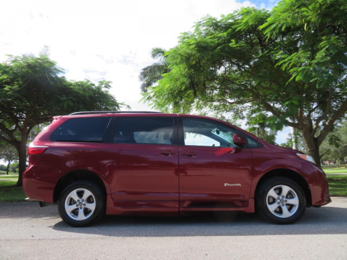 2020 Red /Gray Toyota Sienna LE 8-Passenger (5TDKZ3DC9LS) with an 3.5L V6 EFI DOHC 24V engine, 8A transmission, located at 4301 Oak Circle #19, Boca Raton, FL, 33431, (954) 561-2499, 26.388472, -80.084045 - Photo#4