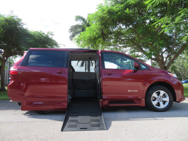 photo of 2020 Toyota Sienna LE 8-Passenger Mobility Handicap Wheelchair Conversion Van Braunability 43K Original Miles