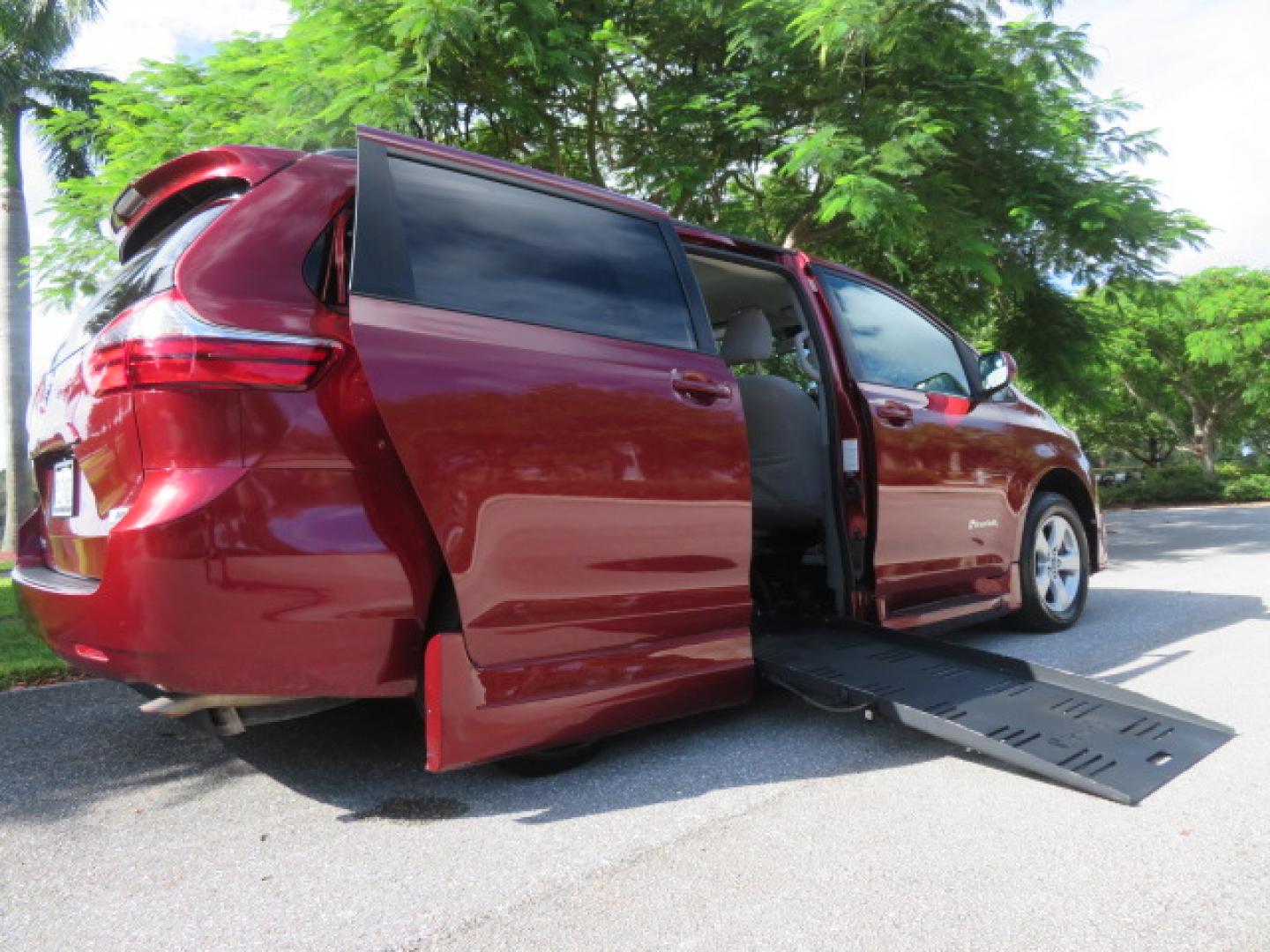 2020 Red /Gray Toyota Sienna LE 8-Passenger (5TDKZ3DC9LS) with an 3.5L V6 EFI DOHC 24V engine, 8A transmission, located at 4301 Oak Circle #19, Boca Raton, FL, 33431, (954) 561-2499, 26.388472, -80.084045 - Photo#2
