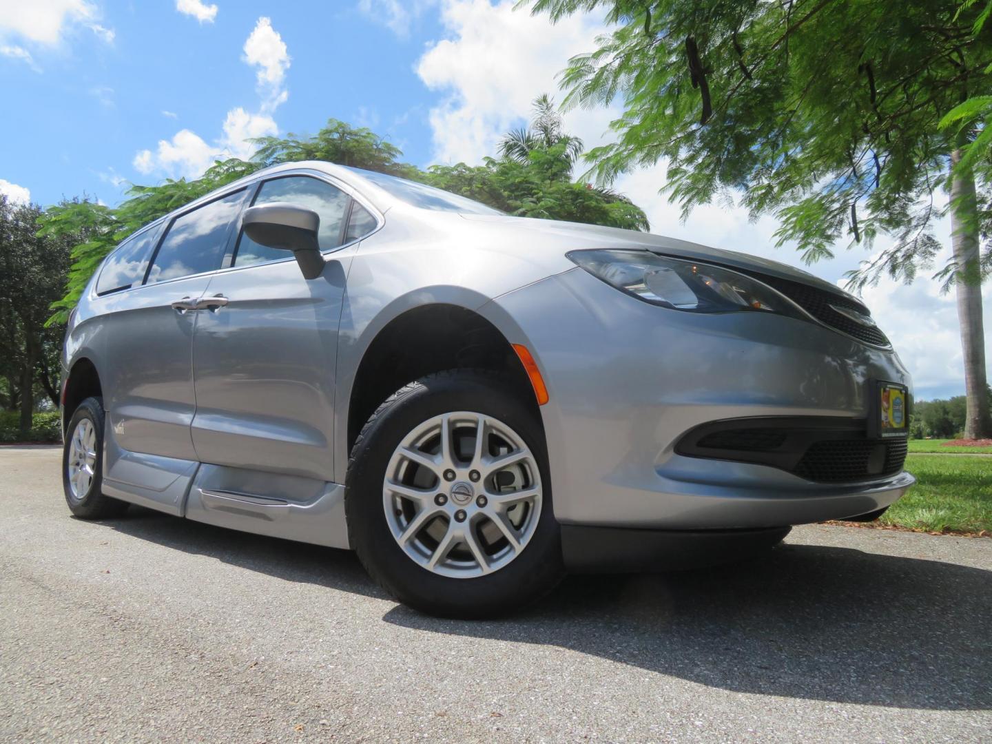 2021 Chrysler Voyager LXI (2C4RC1DG8MR) with an 3.6L V6 DOHC 24V engine, 9A transmission, located at 4301 Oak Circle #19, Boca Raton, FL, 33431, (954) 561-2499, 26.388472, -80.084045 - Photo#4