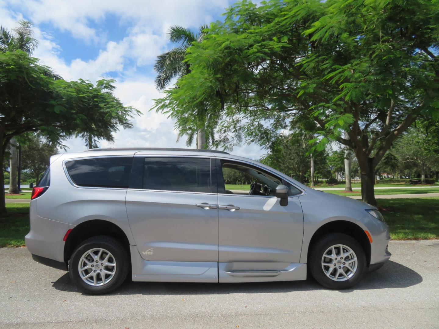 2021 Chrysler Voyager LXI (2C4RC1DG8MR) with an 3.6L V6 DOHC 24V engine, 9A transmission, located at 4301 Oak Circle #19, Boca Raton, FL, 33431, (954) 561-2499, 26.388472, -80.084045 - Photo#5