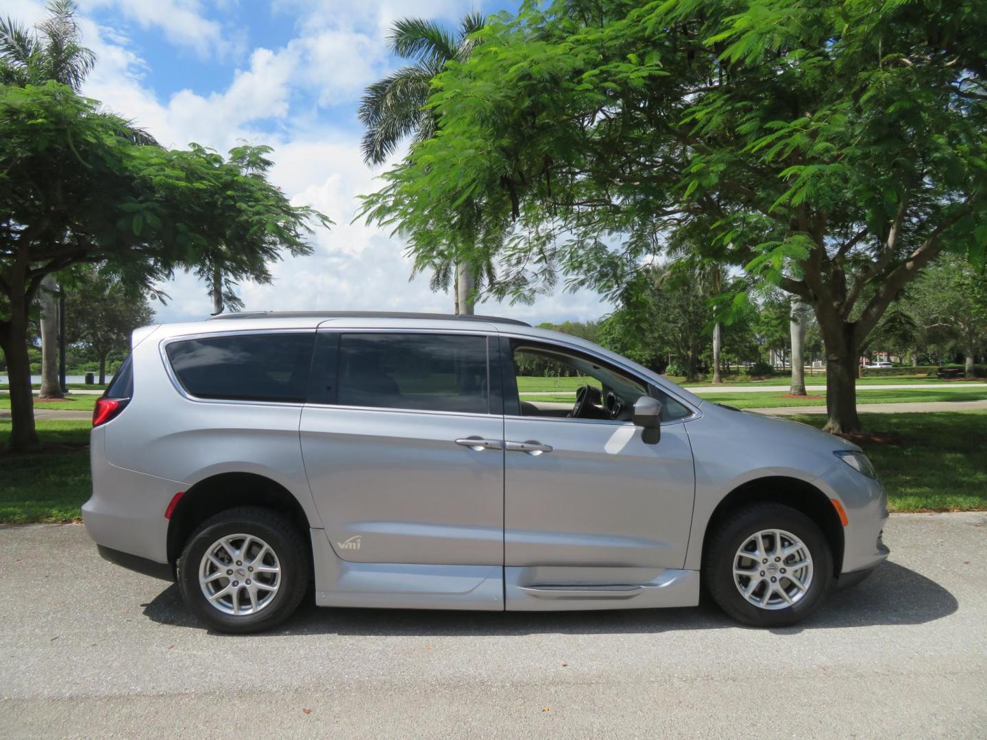2021 Chrysler Voyager LXI (2C4RC1DG8MR) with an 3.6L V6 DOHC 24V engine, 9A transmission, located at 4301 Oak Circle #19, Boca Raton, FL, 33431, (954) 561-2499, 26.388472, -80.084045 - Photo#6