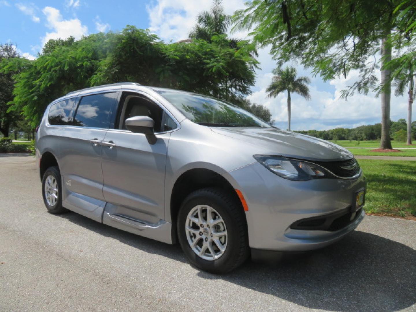 2021 Chrysler Voyager LXI (2C4RC1DG8MR) with an 3.6L V6 DOHC 24V engine, 9A transmission, located at 4301 Oak Circle #19, Boca Raton, FL, 33431, (954) 561-2499, 26.388472, -80.084045 - Photo#7