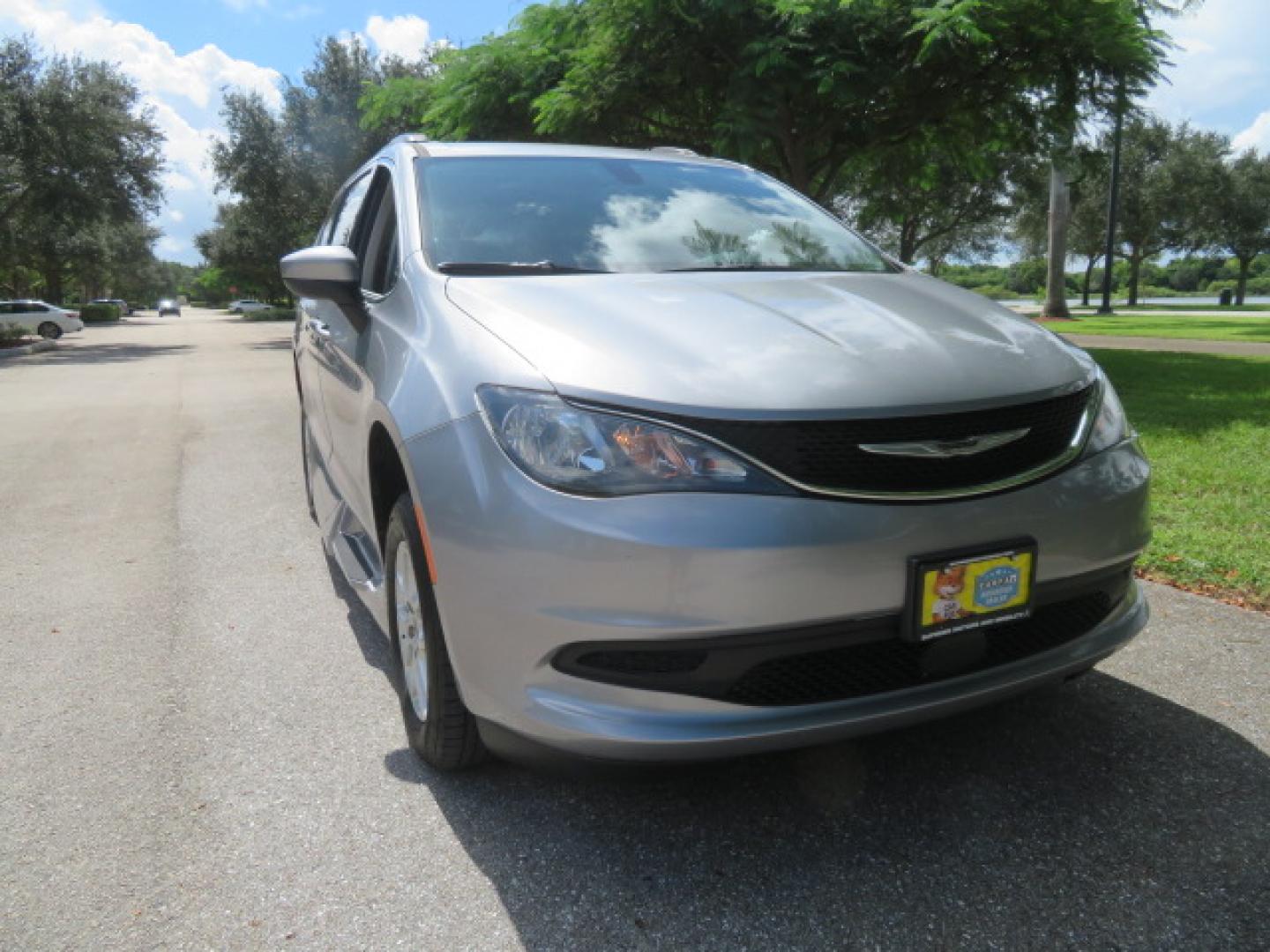 2021 Chrysler Voyager LXI (2C4RC1DG8MR) with an 3.6L V6 DOHC 24V engine, 9A transmission, located at 4301 Oak Circle #19, Boca Raton, FL, 33431, (954) 561-2499, 26.388472, -80.084045 - Photo#8